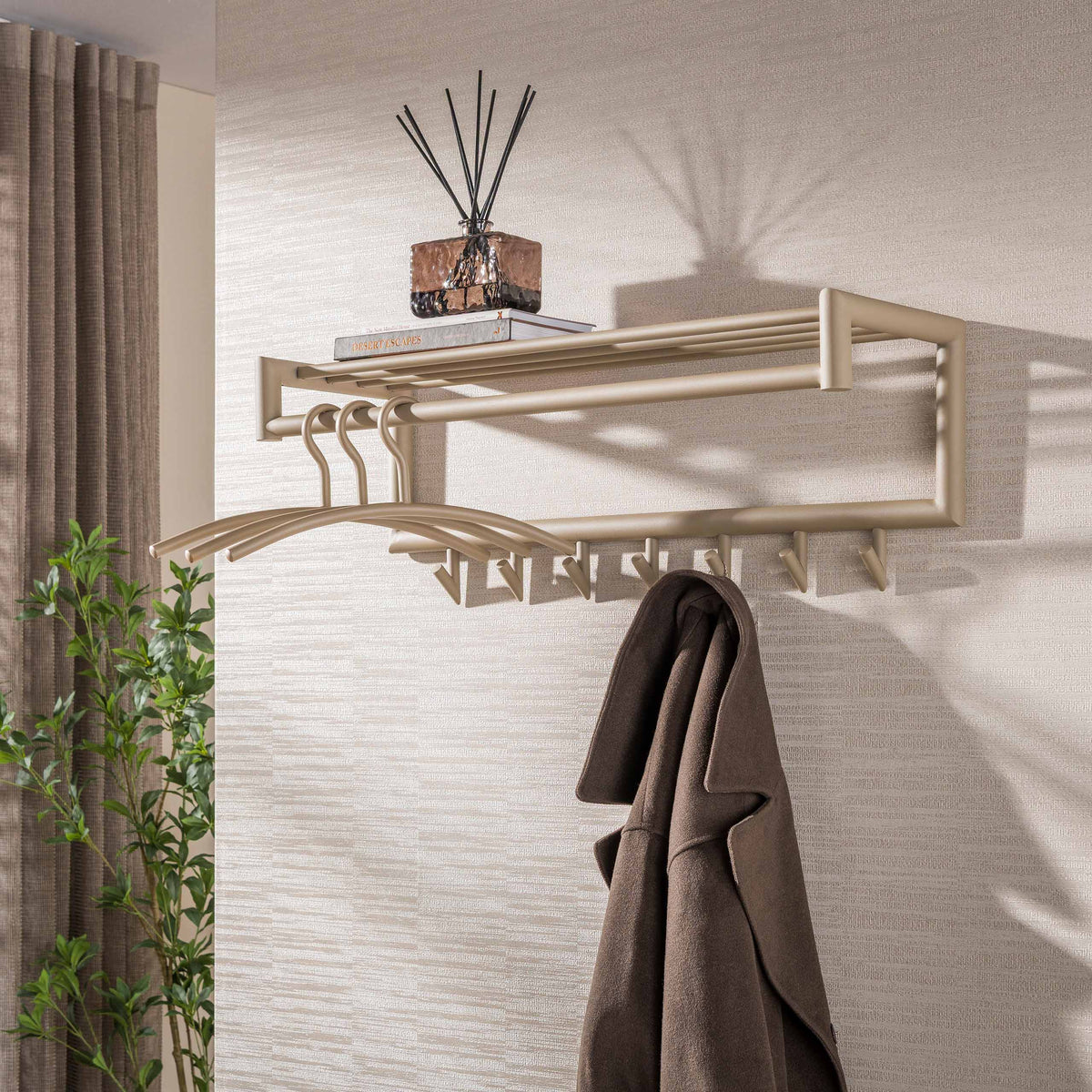 Kapstok Nero van Meubelista in beige: sfeerfoto met jas aan de wand.