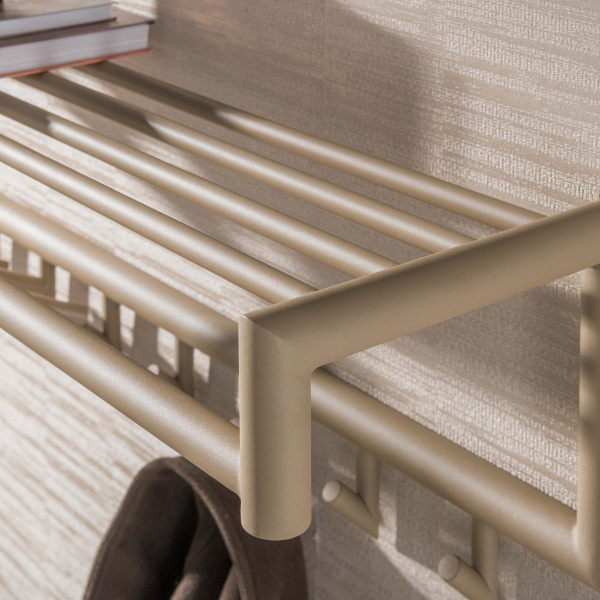 Kapstok Nero van Meubelista in beige: detail van de buizenplank en wandmontage.