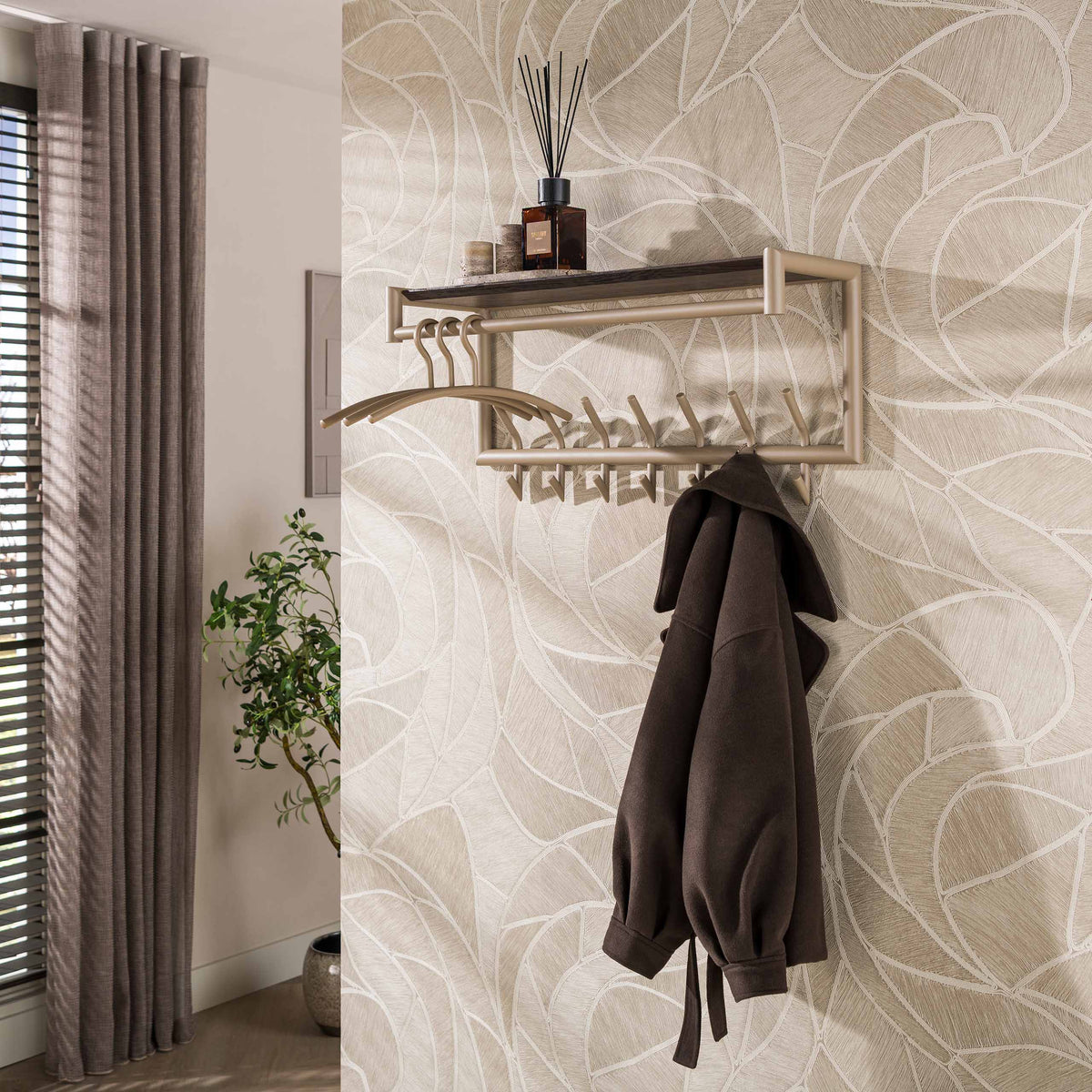 Kapstok Lineo van Meubelista in beige: sfeerfoto met jas aan de wand.
