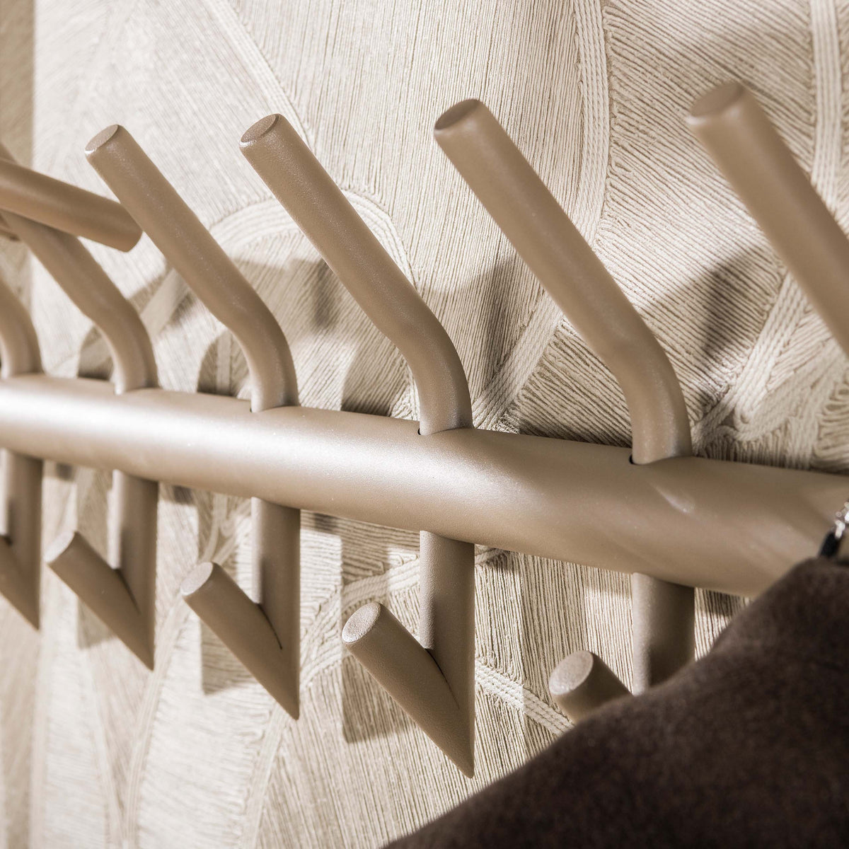 Kapstok Lineo van Meubelista in beige: detail van de dubbele rij beige haken.