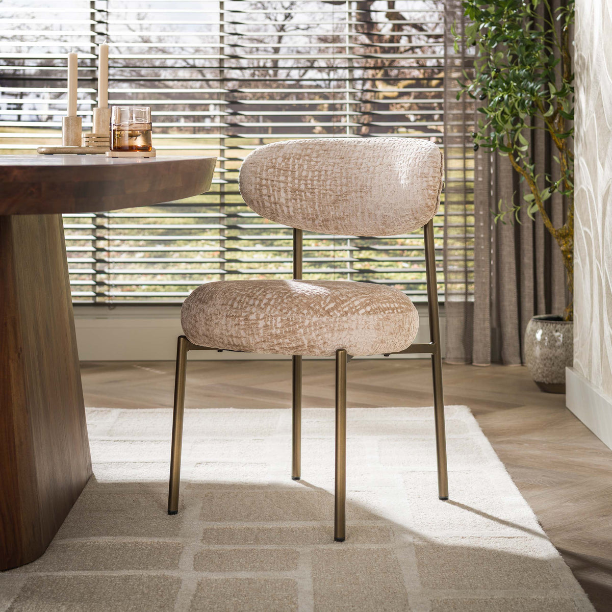 Eetkamerstoel Eluni van Meubelista in beige: sfeerfoto aan de eettafel.