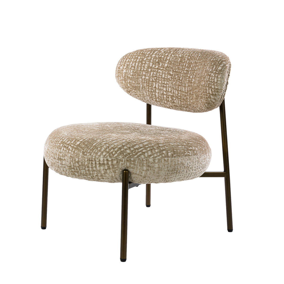 Fauteuil Eluni van Meubelista in beige: schuin vooraanzicht op witte achtergrond.