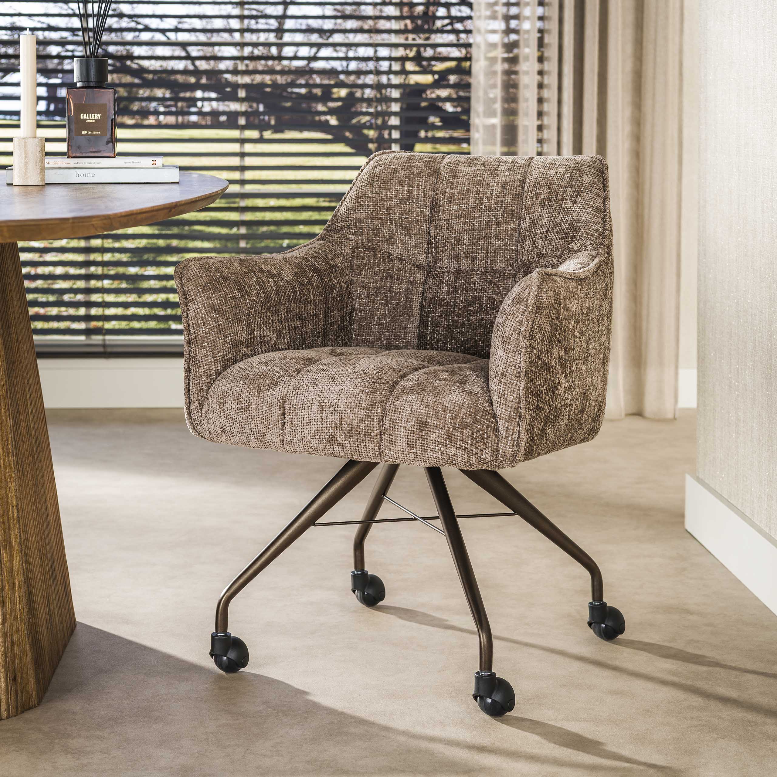 Eetkamerstoel Vantage - Champagne - Renegade Stof - Met Wieltjes