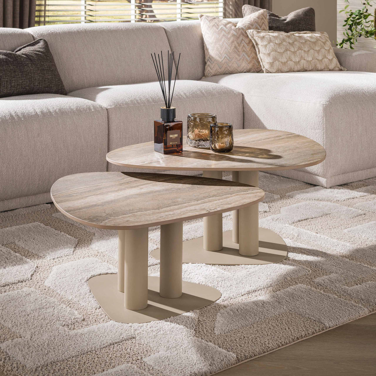 Salontafel Calune Driehoekig Beige 3D Travertinlook Set van 2 sfeerfoto Meubelista