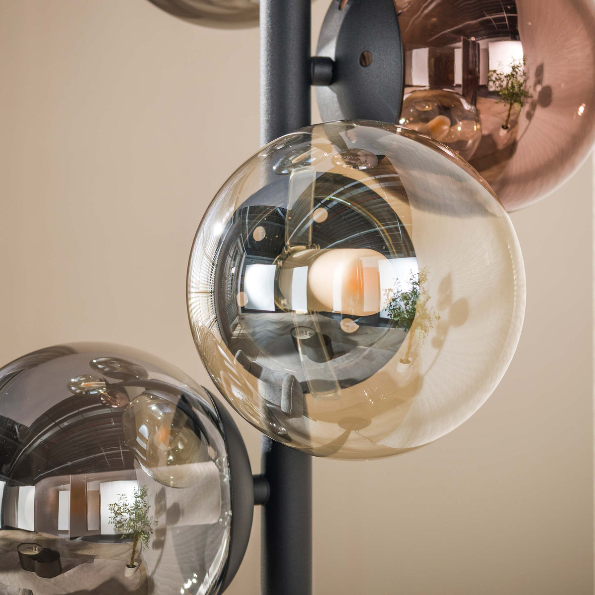 Vloerlamp Ovio van Meubelista in zwart: detail van de gekleurde glazen bollen en G9 lichtbron.