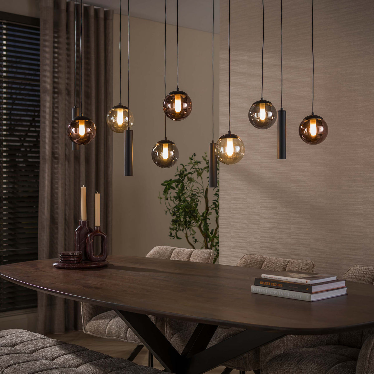 Hanglamp Ovio van Meubelista in zwart: sfeerfoto met alleen de glazen bollen verlicht.