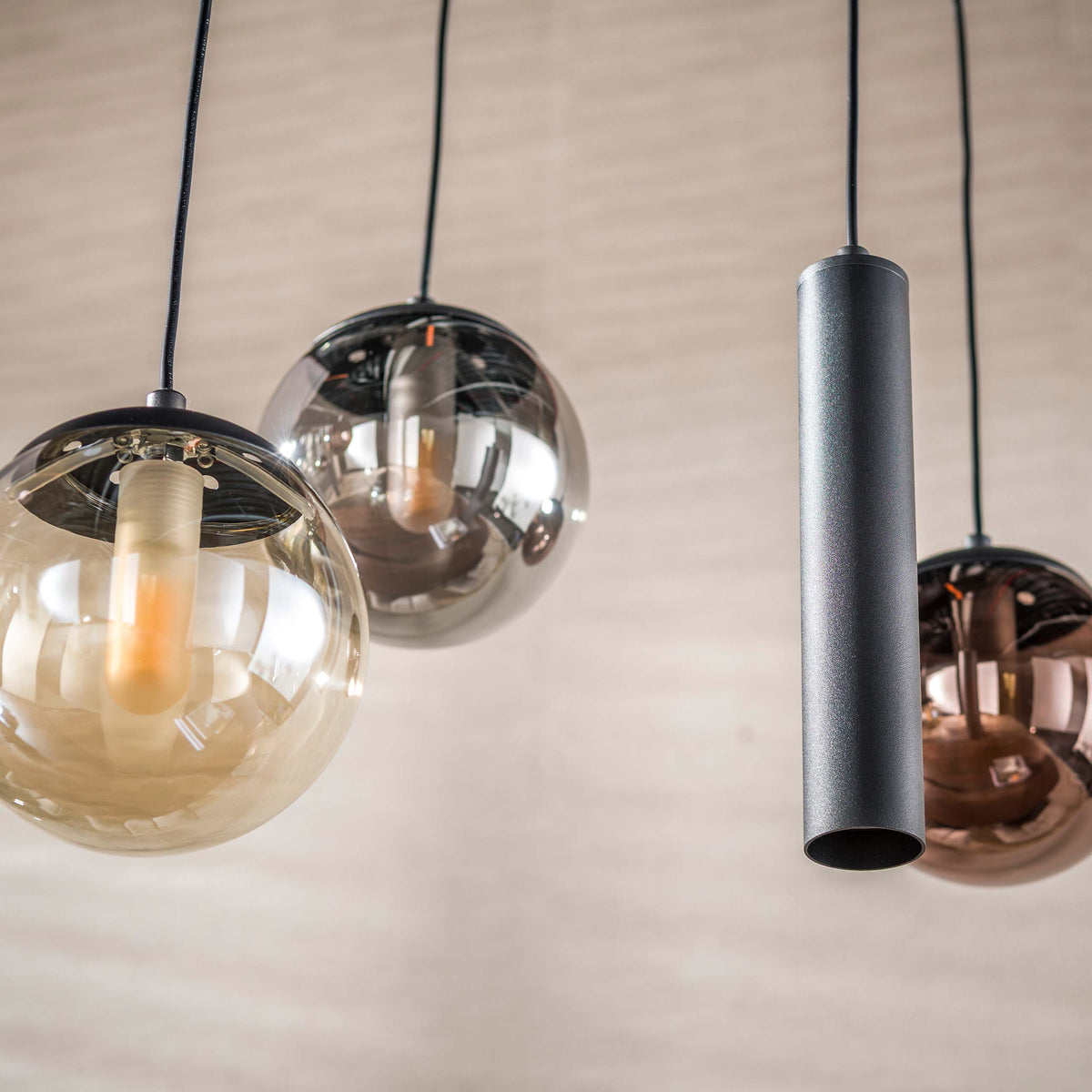 Hanglamp Ovio van Meubelista in zwart: detail van glas en zwarte spot bij daglicht.