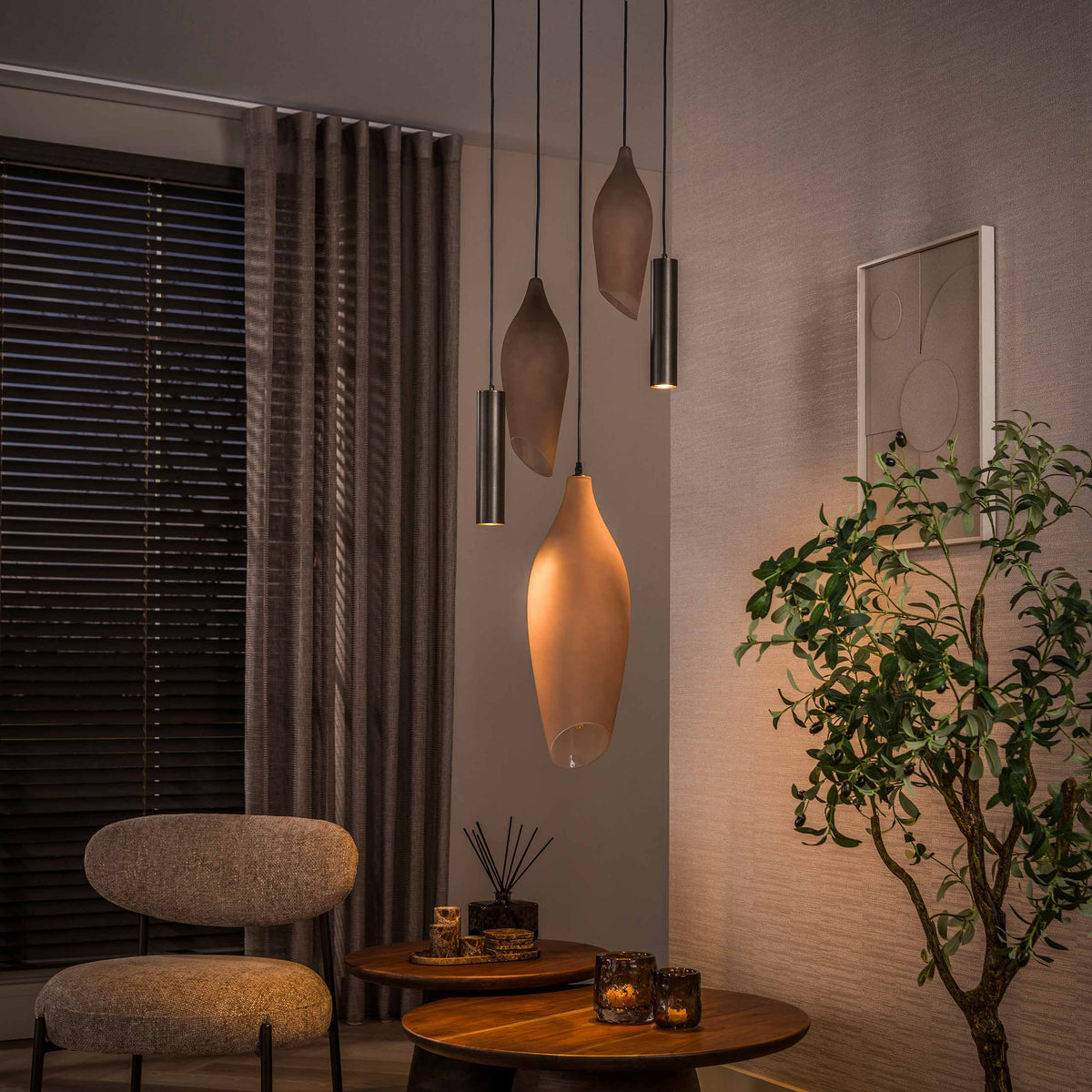 Hanglamp Alune van Meubelista in brons: sfeerfoto met alleen de spots verlicht.