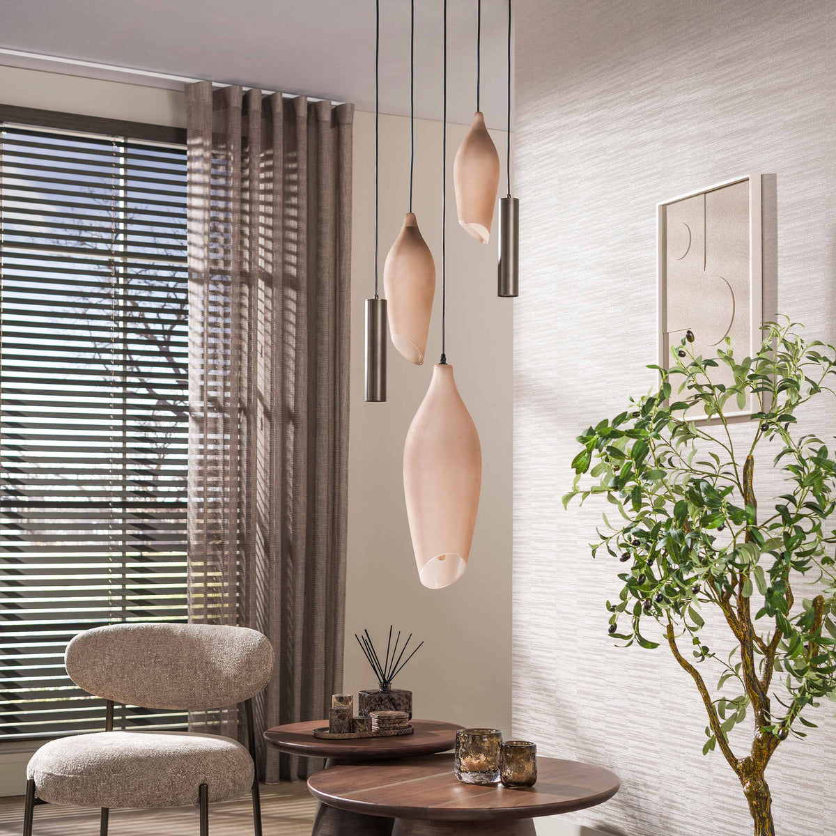 Hanglamp Alune van Meubelista in brons: sfeerfoto van de hanglamp bij daglicht.