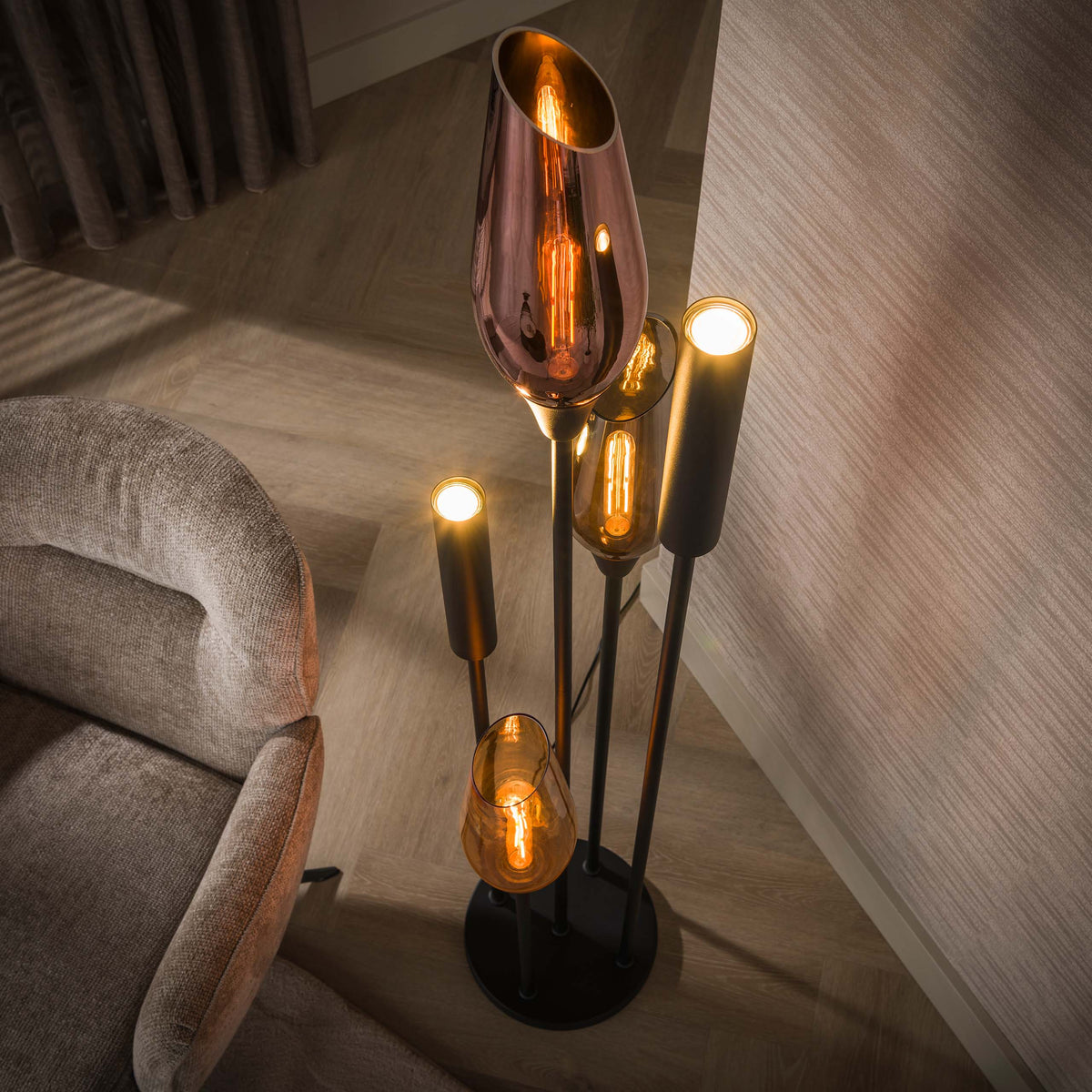Vloerlamp Alune van Meubelista in zwart: bovenaanzicht met alle lichtpunten aan.