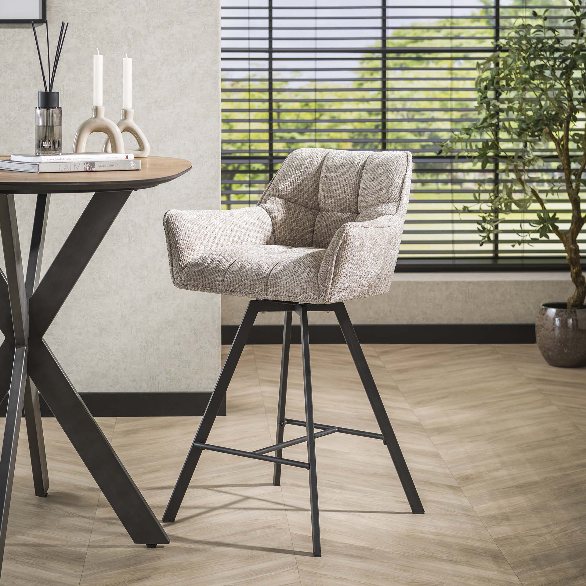 Barstoel Vantage Beige Renegade Stof Draaibaar Meubelista Lifestyle