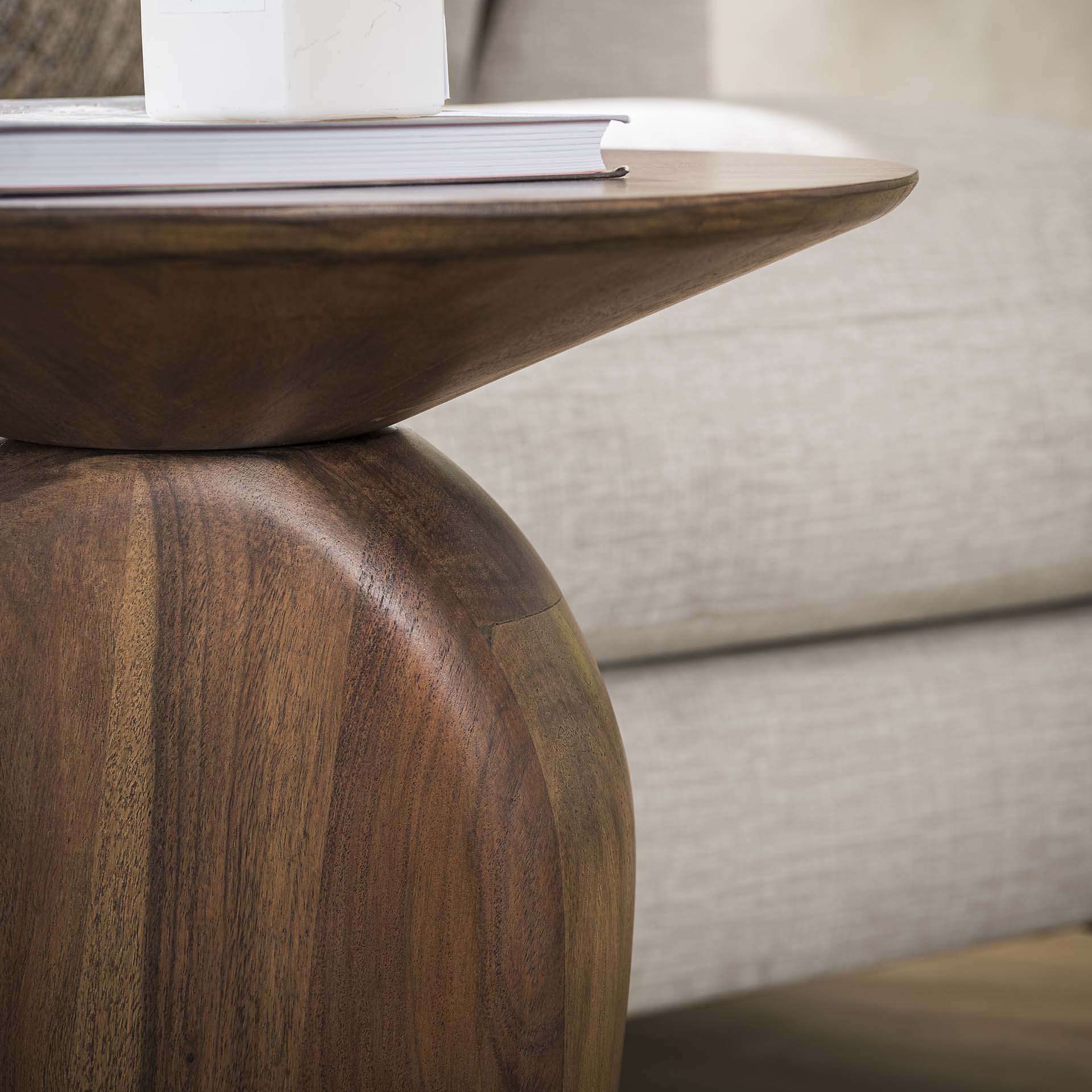 Bijzettafel Noomi Rond Acaciahout Meubelista Detail