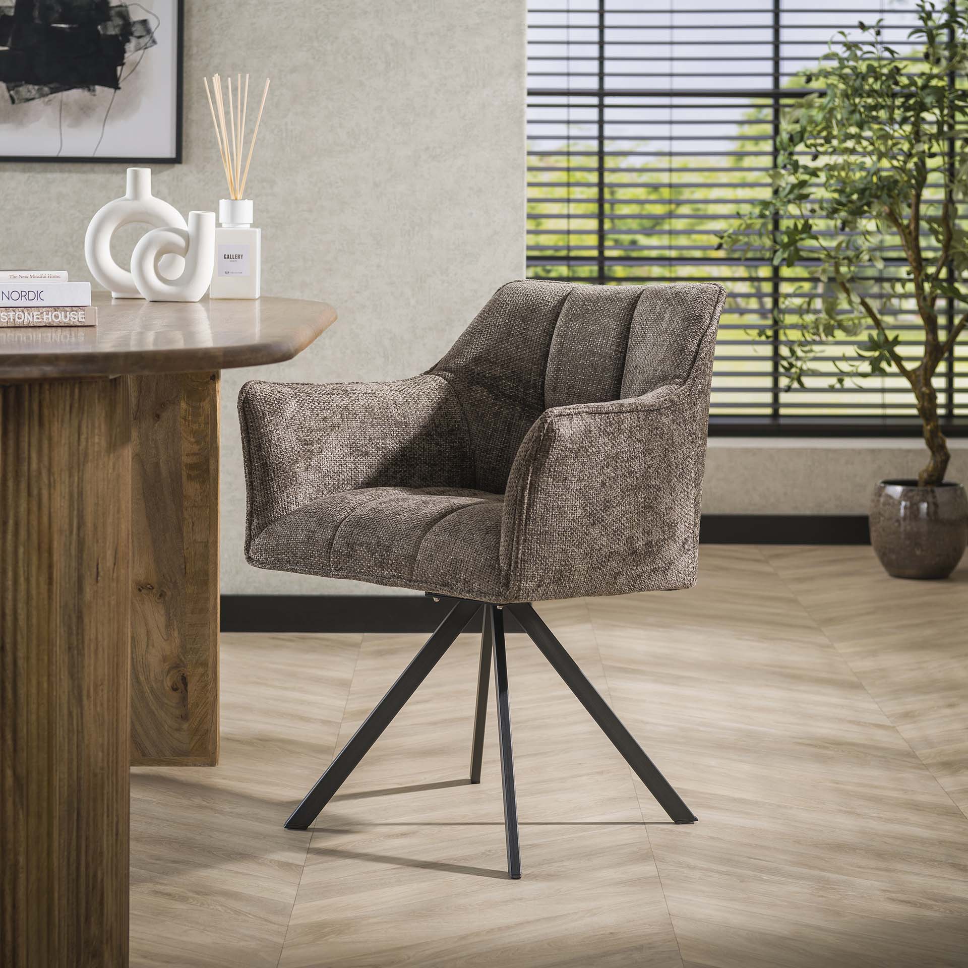 Eetkamerstoel Vantage Taupe Renegade Stof Draaibaar Meubelista Lifestyle