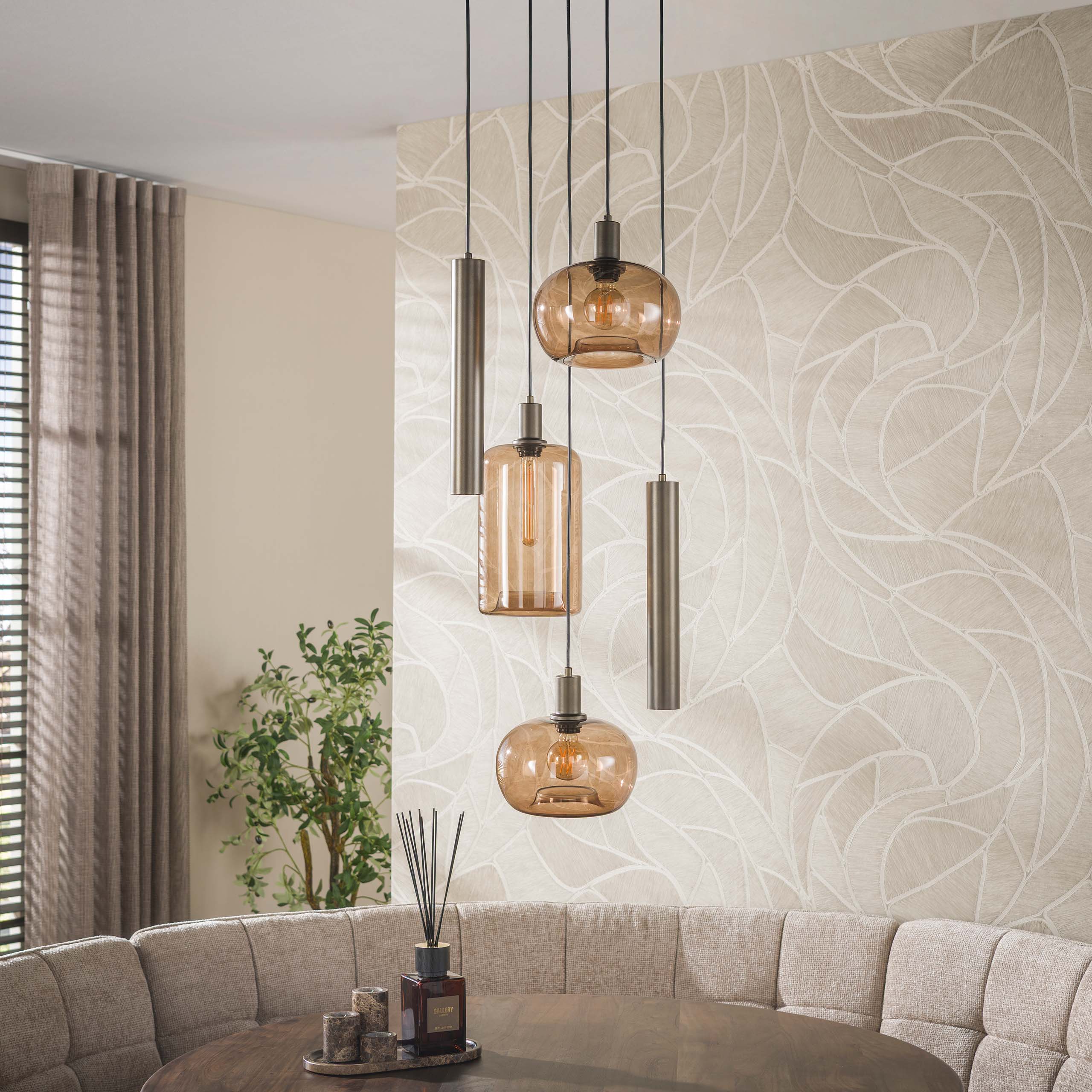 Hanglamp Avelore 5-lichts Brons Amberglas Getrapt Met Spots Meubelista Sfeerfoto Licht