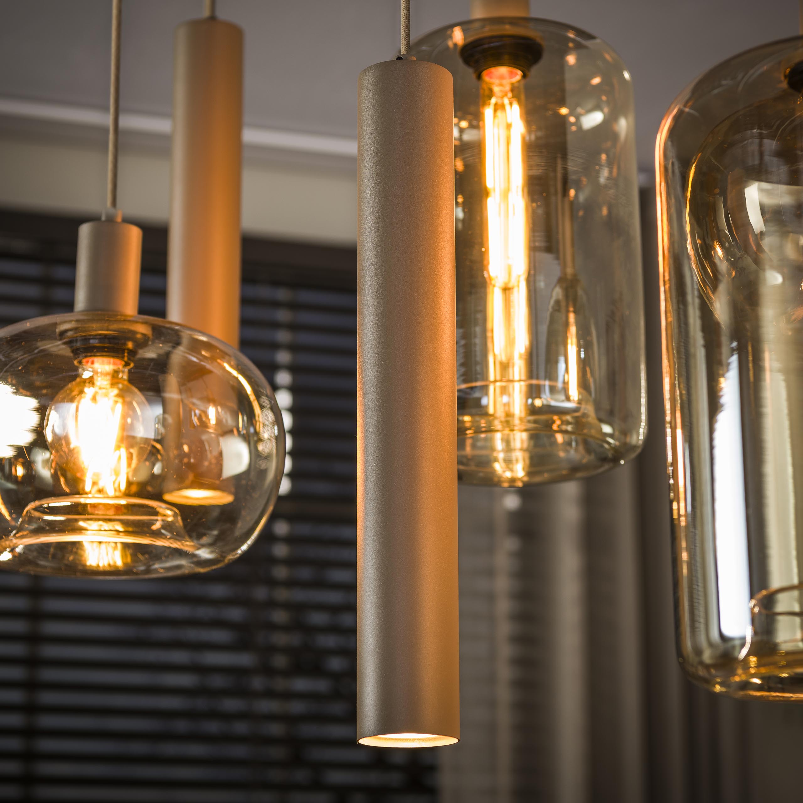 Hanglamp Avelore 7-lichts Beige Glas Met Spots Meubelista Detailfoto Donker