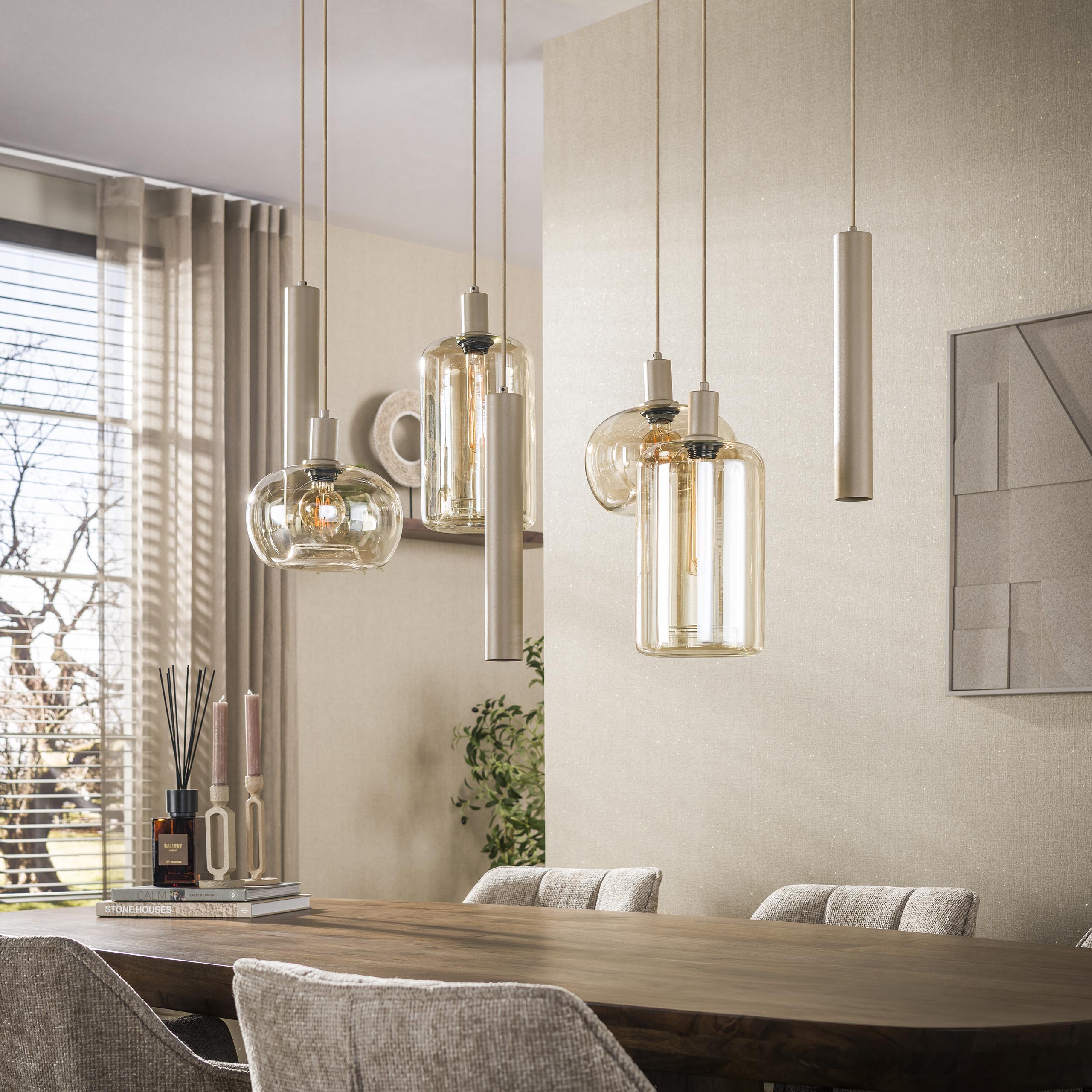 Hanglamp Avelore 7-lichts Beige Glas Met Spots Meubelista Sfeerfoto Licht