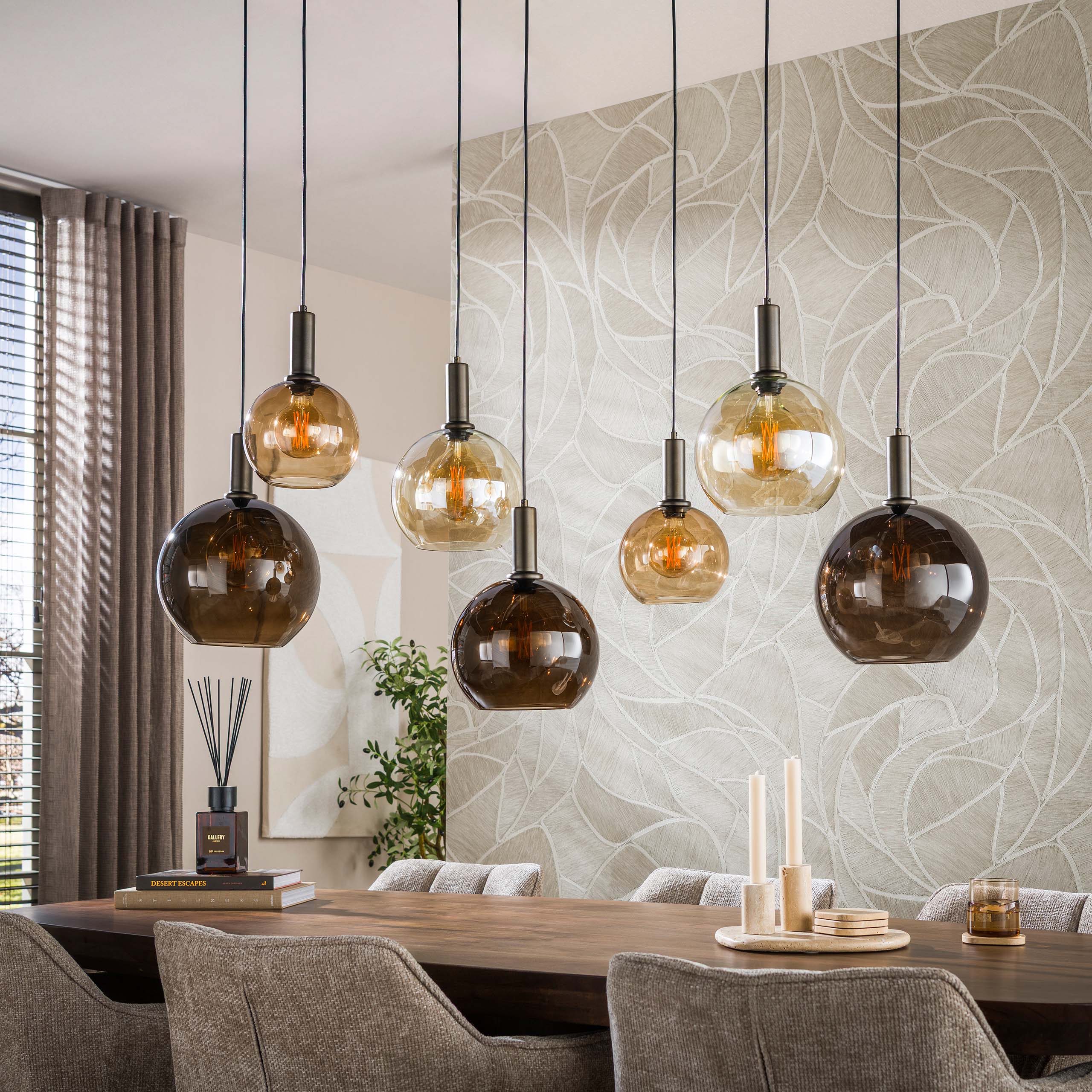 Hanglamp Bellaro 7-lichts Amber Mix Glazen Bollen Meubelista Sfeerfoto Licht