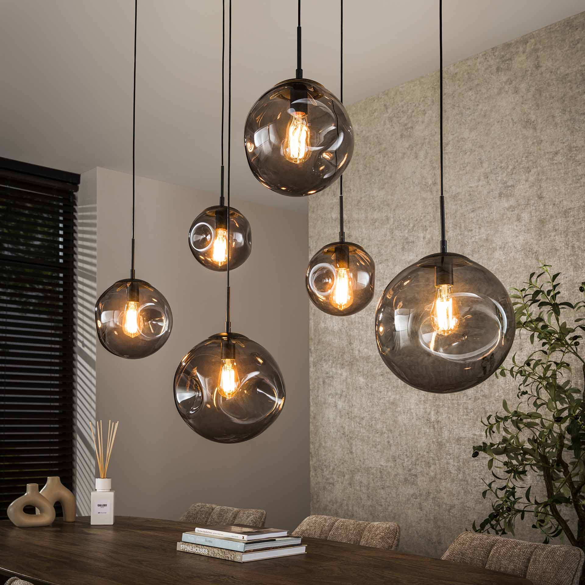 Hanglamp Celora 6-lichts Smoke Glazen Bollen Meubelista Close-up Donker