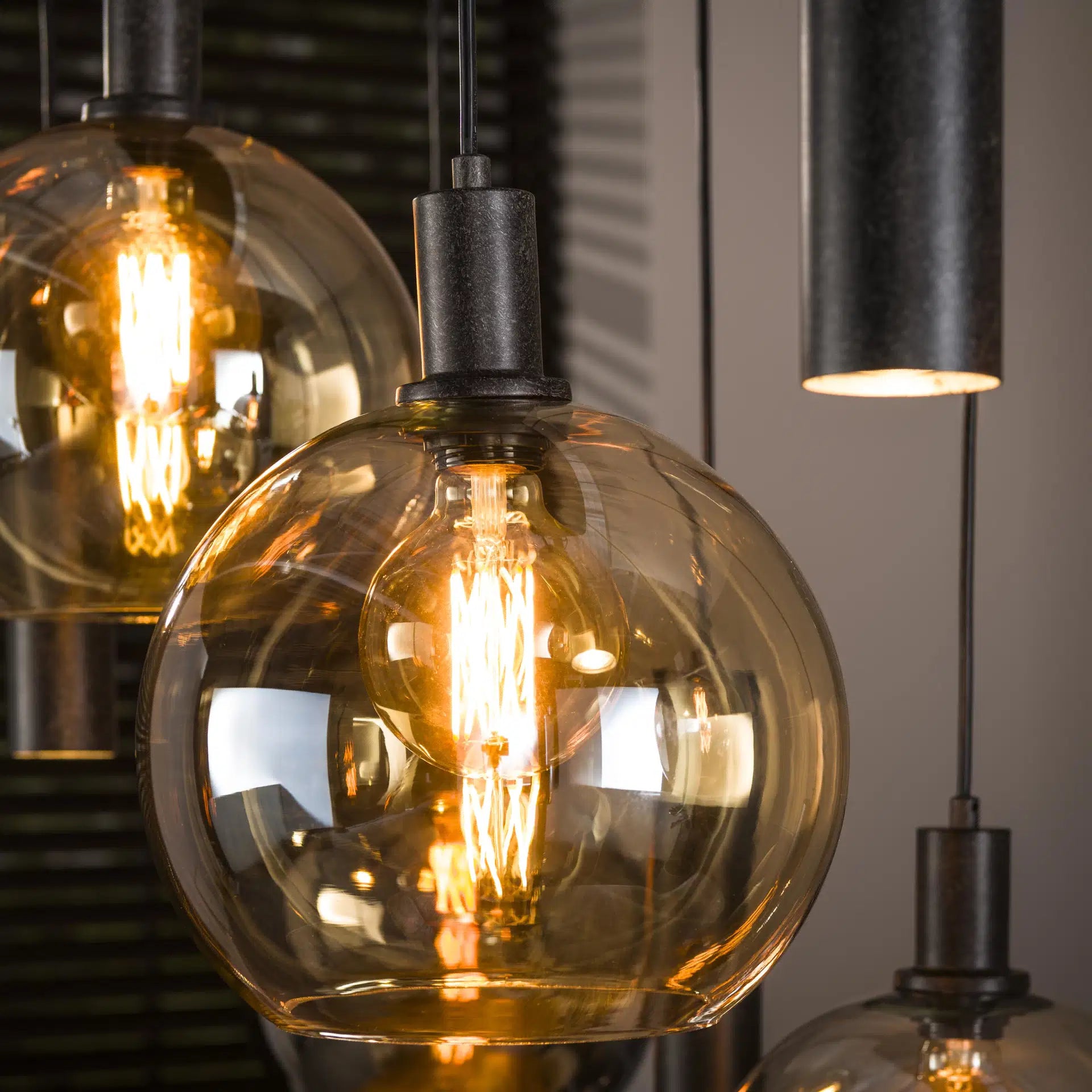 Hanglamp Elinor 9-lichts Amber Mix Glas Metaal Meubelista Detailfoto Donker