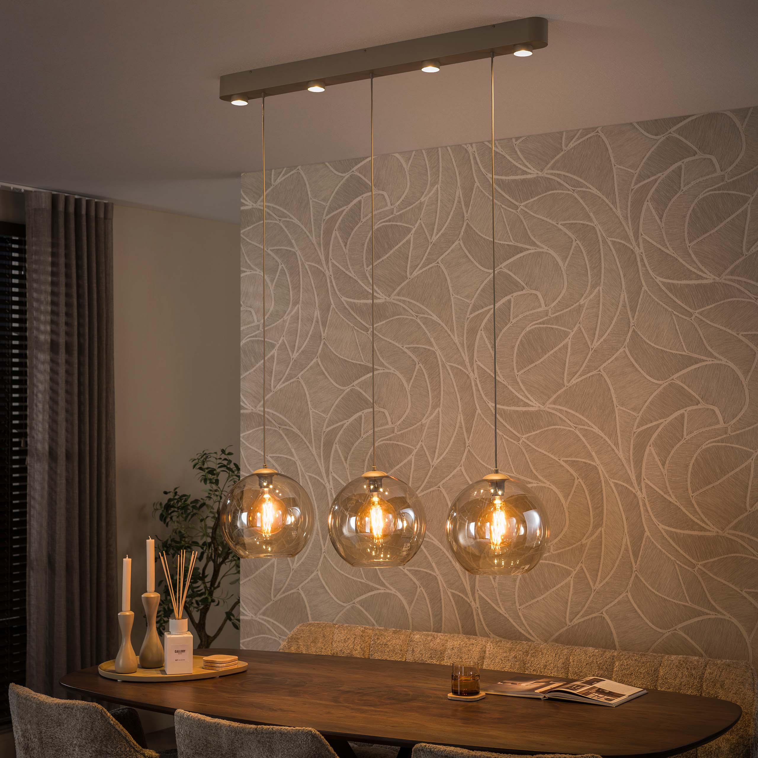 Hanglamp Eloa 3-lichts Beige Amberglas Met Spots Meubelista Sfeerfoto Donker