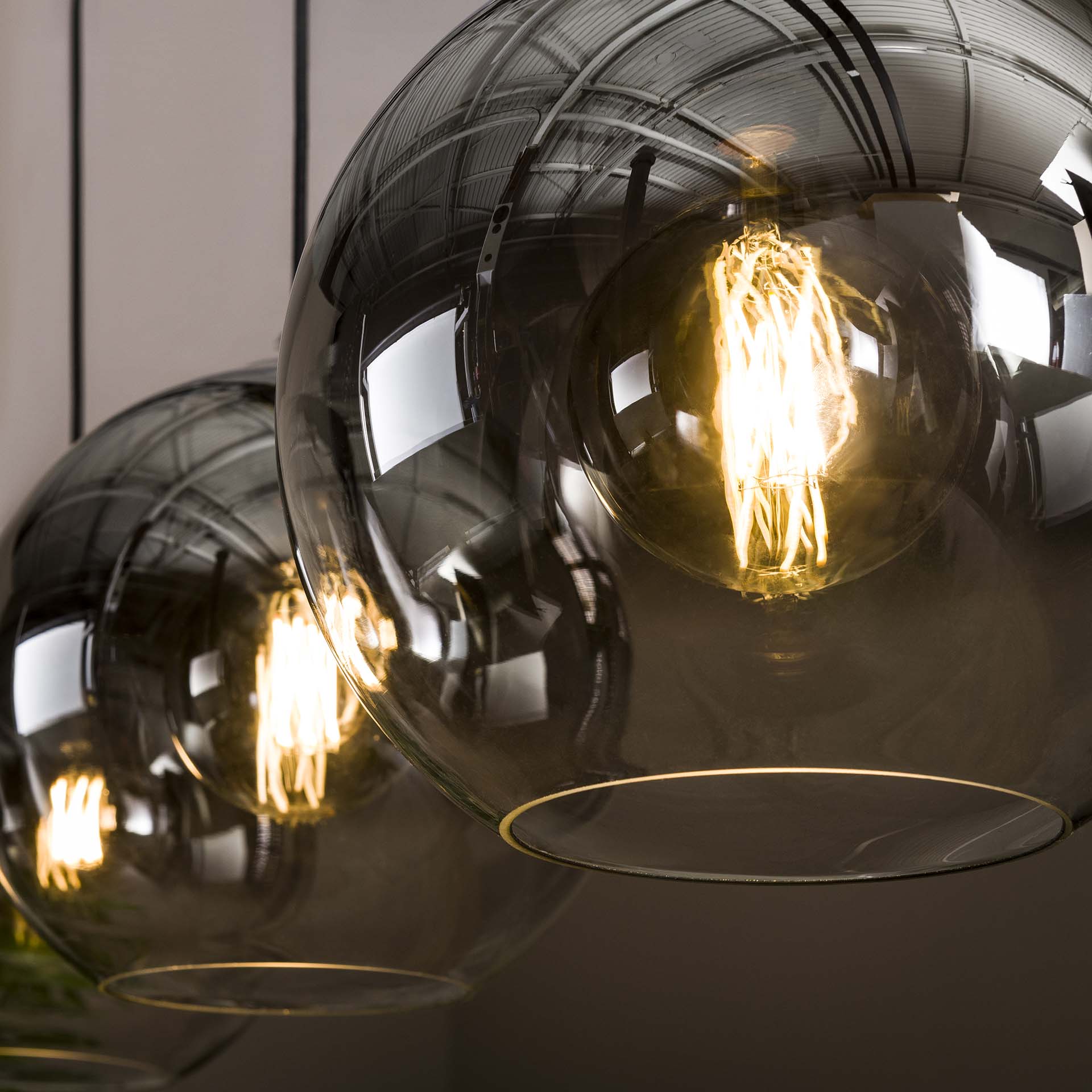 Hanglamp Hudson 3-lichts Smoke Glazen Bollen Meubelista Detailfoto Donker