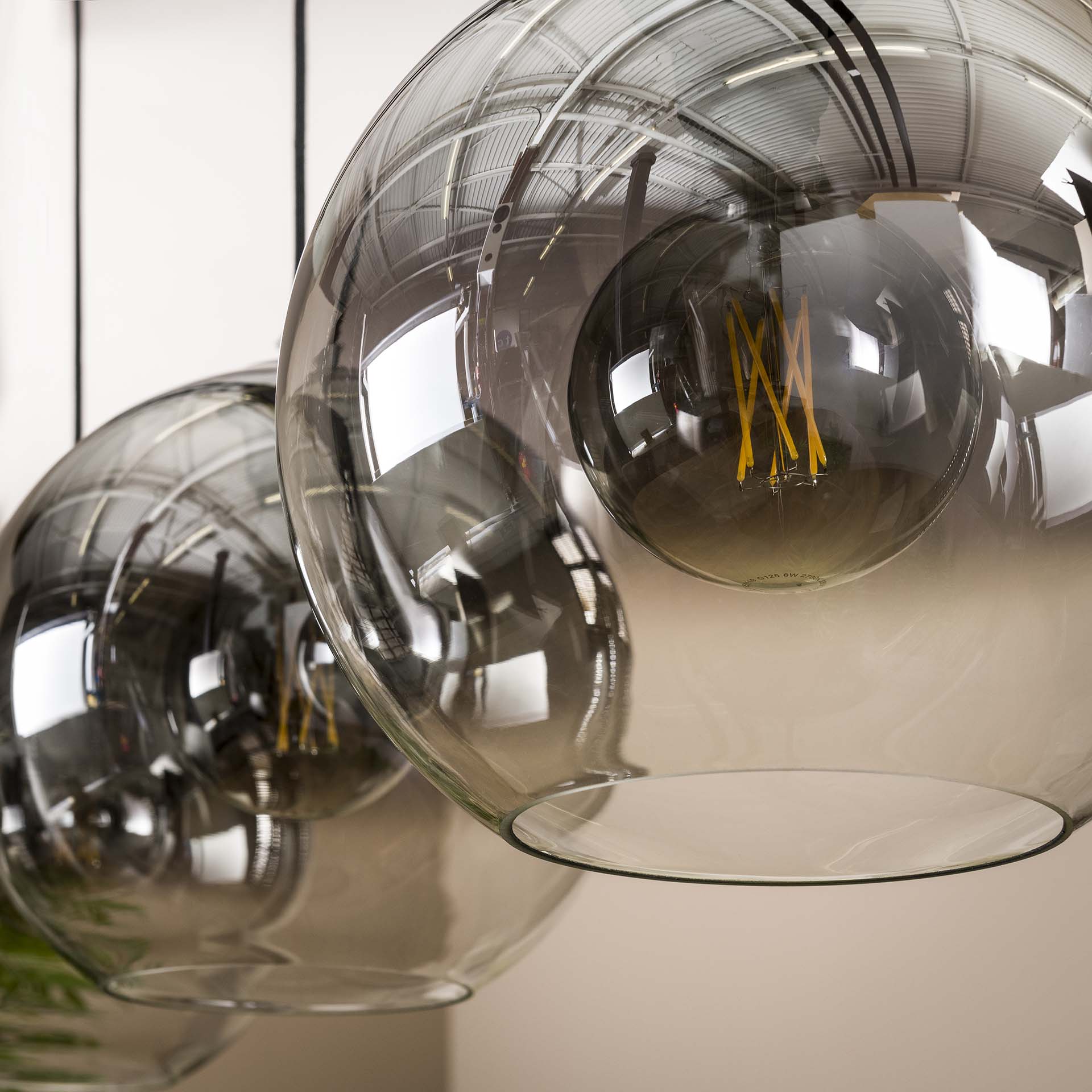 Hanglamp Hudson 3-lichts Smoke Glazen Bollen Meubelista Detailfoto Licht