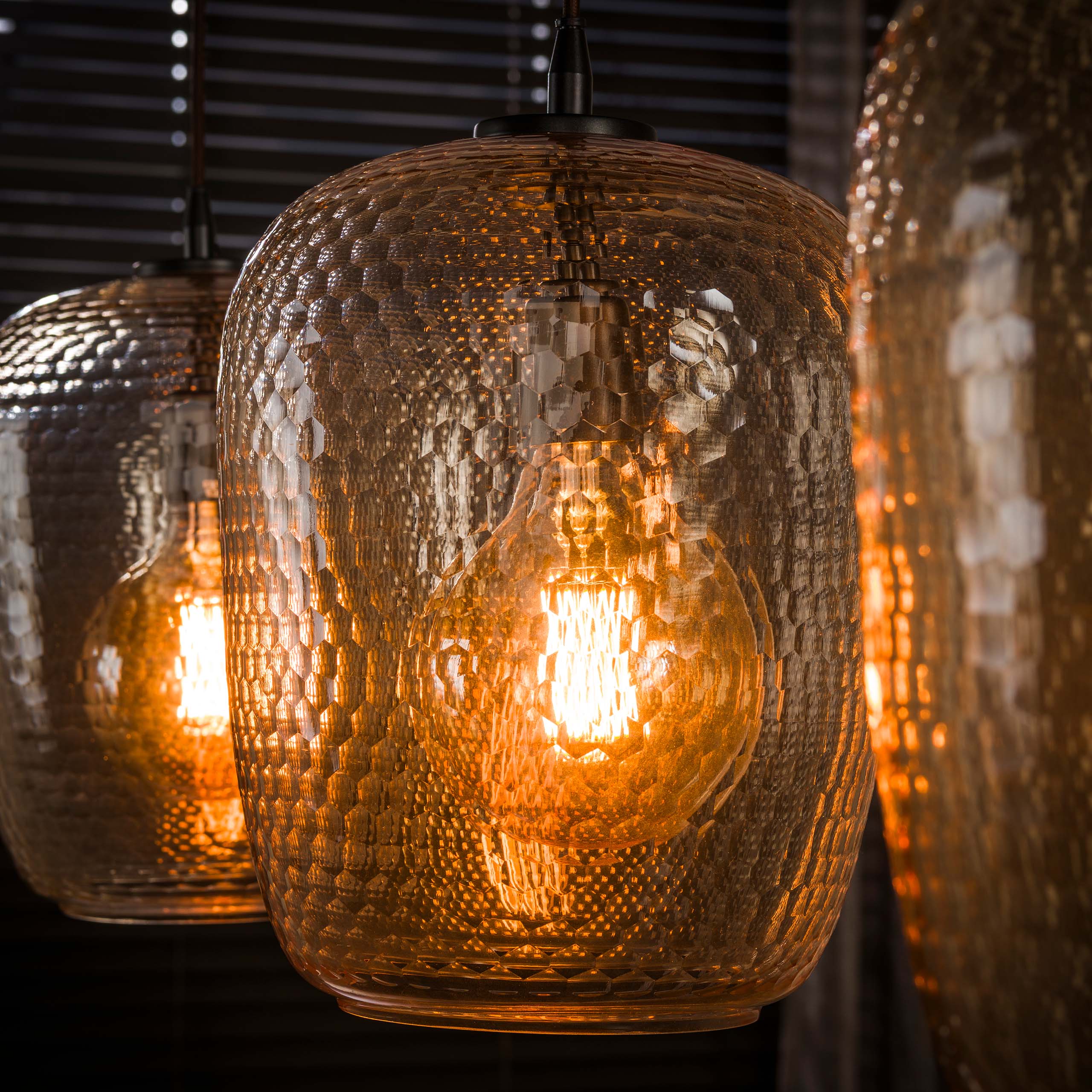 Hanglamp Mamba 3-lichts Amberkleurig Glas Meubelista Detailfoto Donker