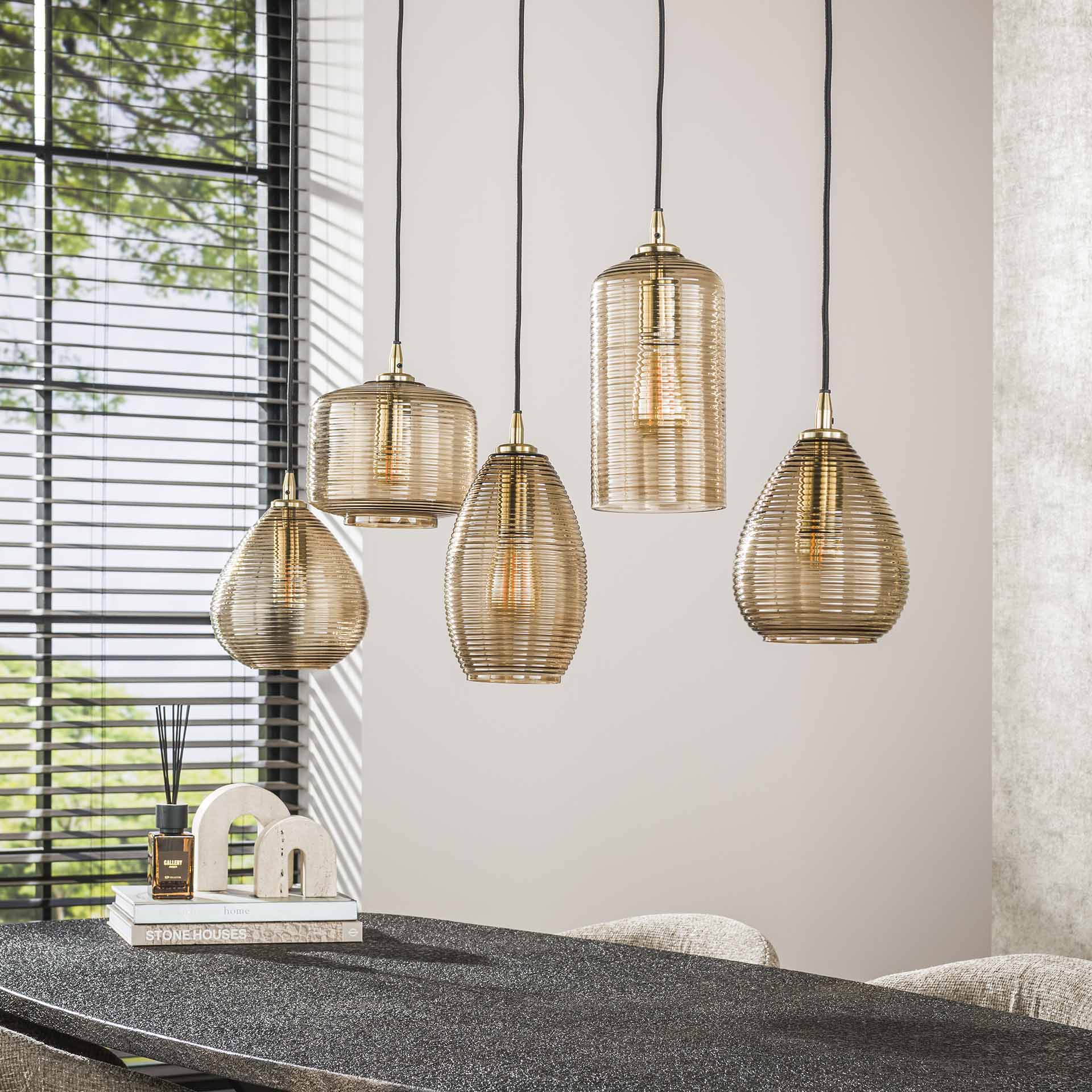 Hanglamp Norelle 5-lichts Amberkleurig Glas Meubelista Sfeerfoto Licht