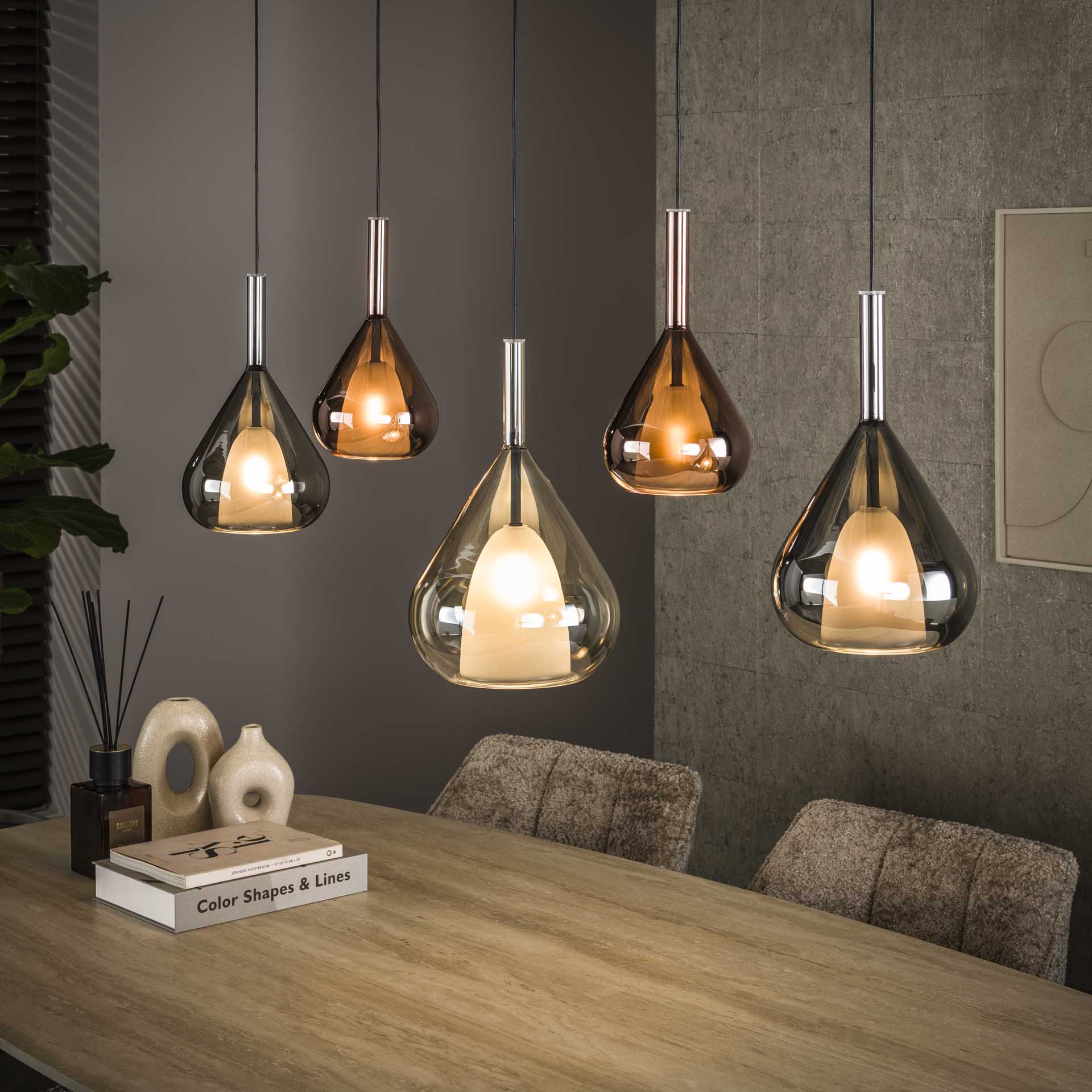 Hanglamp Raindrop 5-lichts Amber Mix Glas Meubelista Sfeerfoto Donker