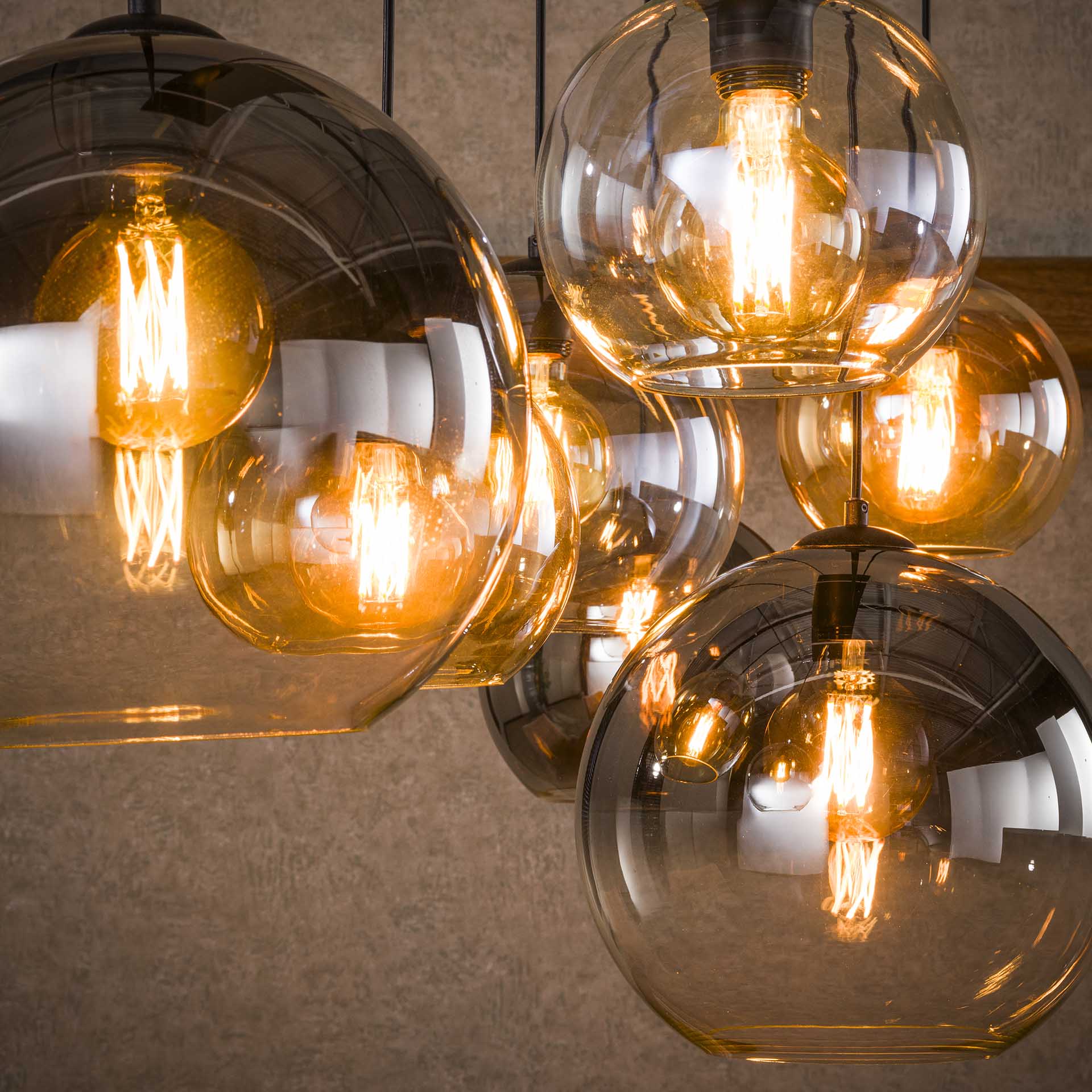 Hanglamp Trivano 7-lichts Amber Mix Glazen Bollen Meubelista Detailfoto Donker