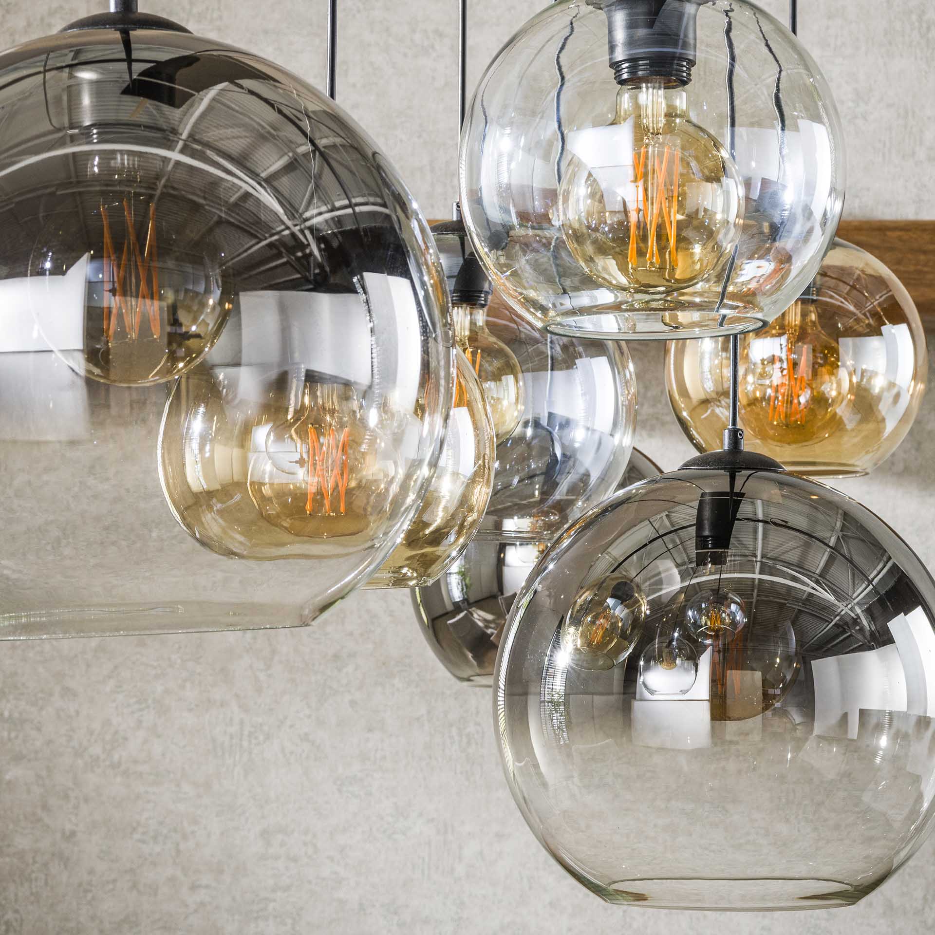 Hanglamp Trivano 7-lichts Amber Mix Glazen Bollen Meubelista Detailfoto Licht
