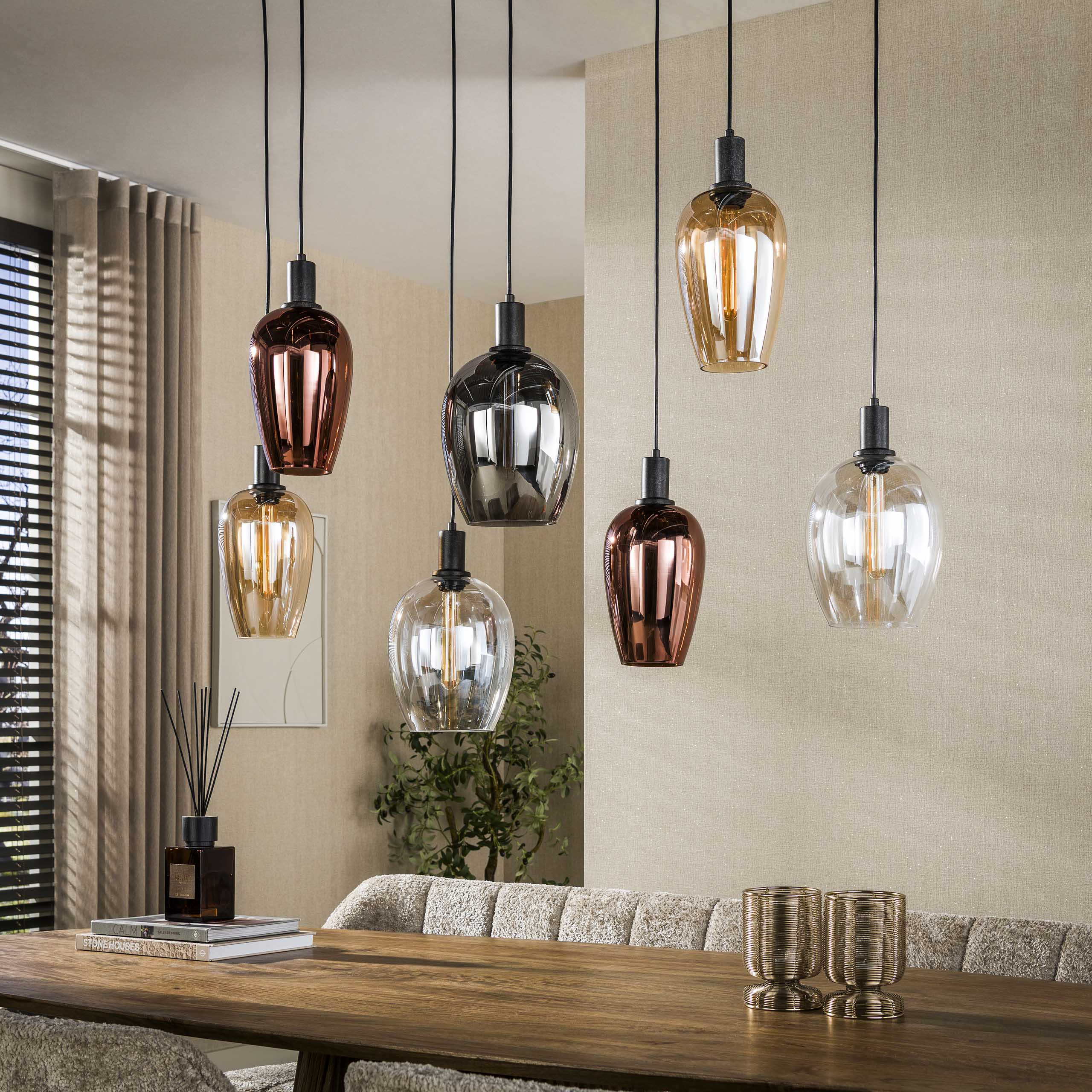 Hanglamp Virello 7-lichts Amber Mix Glas Meubelista Sfeerfoto Licht