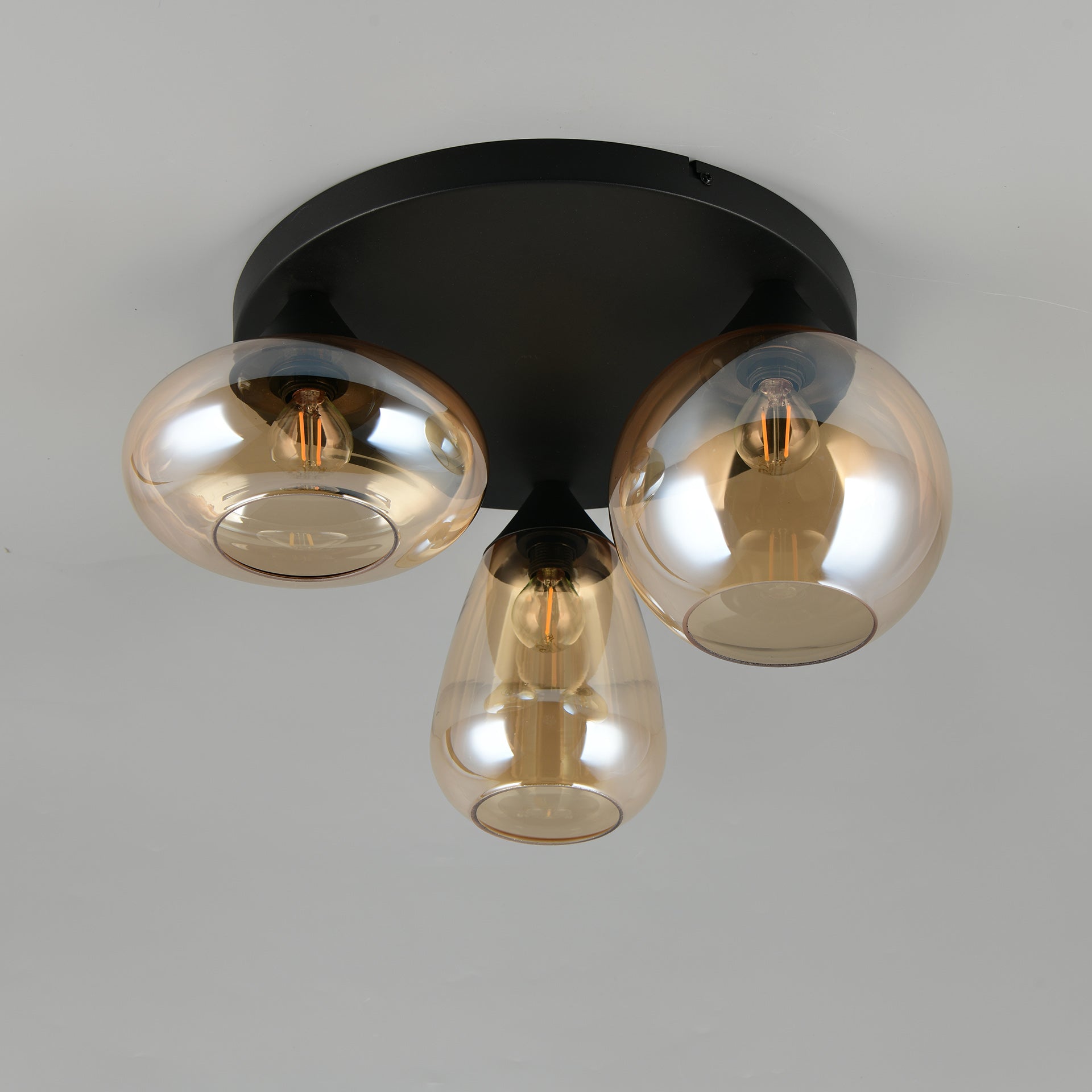Plafondlamp Lunor 3-lichts Amberkleurig Glas Meubelista Sfeerfoto Donker