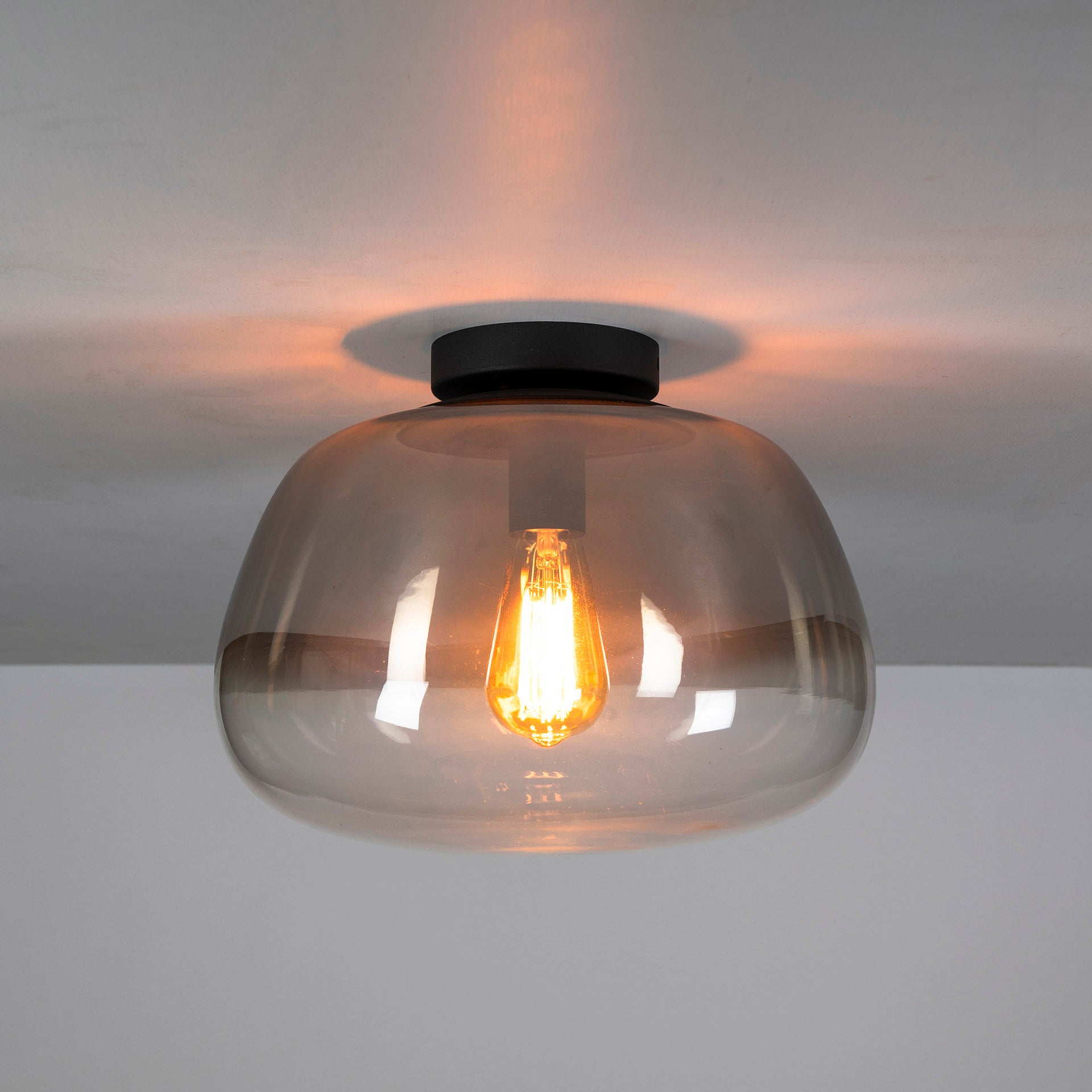 Plafondlamp Luvra 1-lichts Smokeglas Glas Meubelista Sfeerfoto