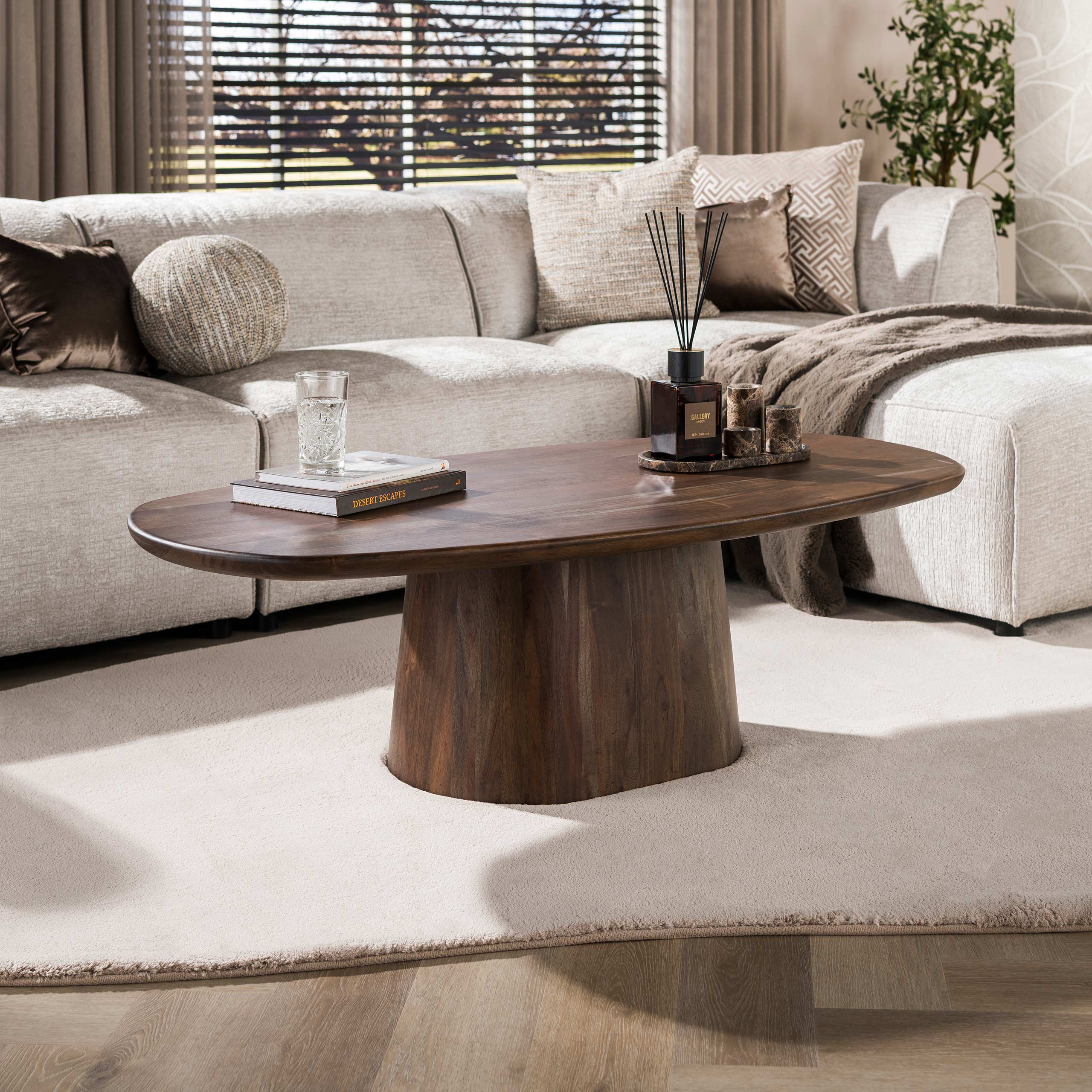 Salontafel Selvo Organisch Acaciahout Meubelista Sfeerfoto