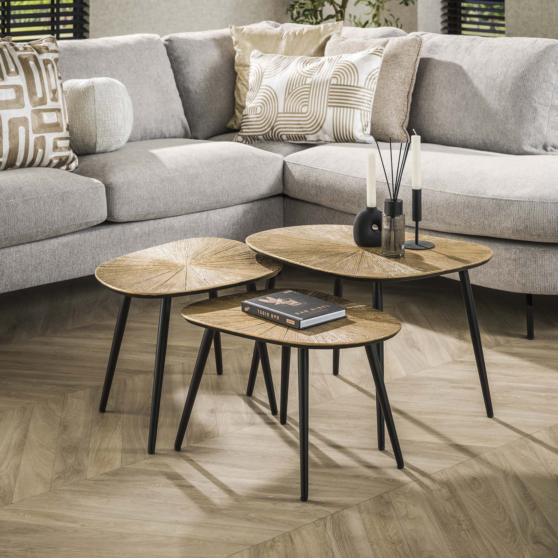 Salontafel Trevaro Organisch Goud Metaal Set van 3 Meubelista Sfeerfoto