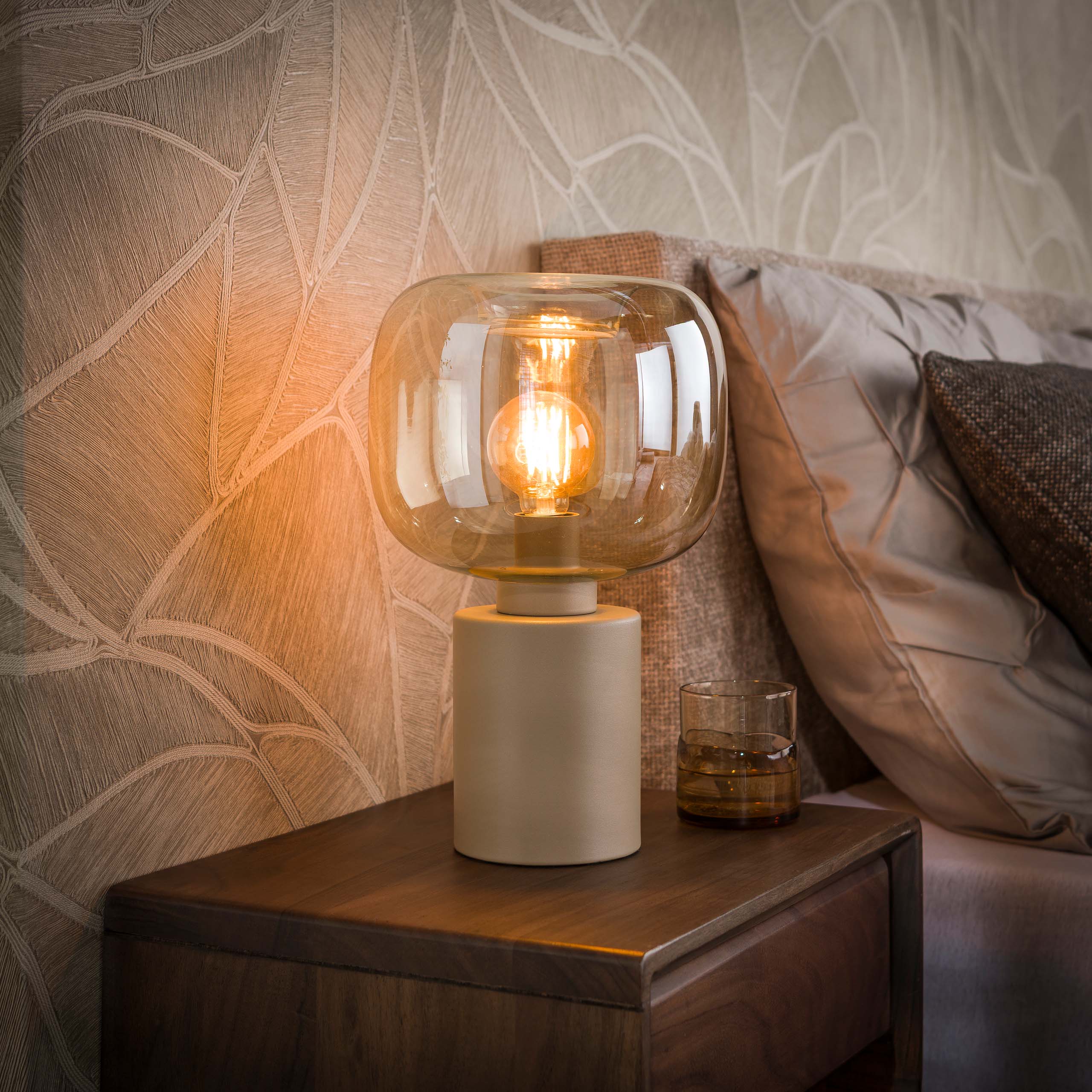 Tafellamp Avelore 1-lichts Beige Amberglas Meubelista Sfeerfoto Donker