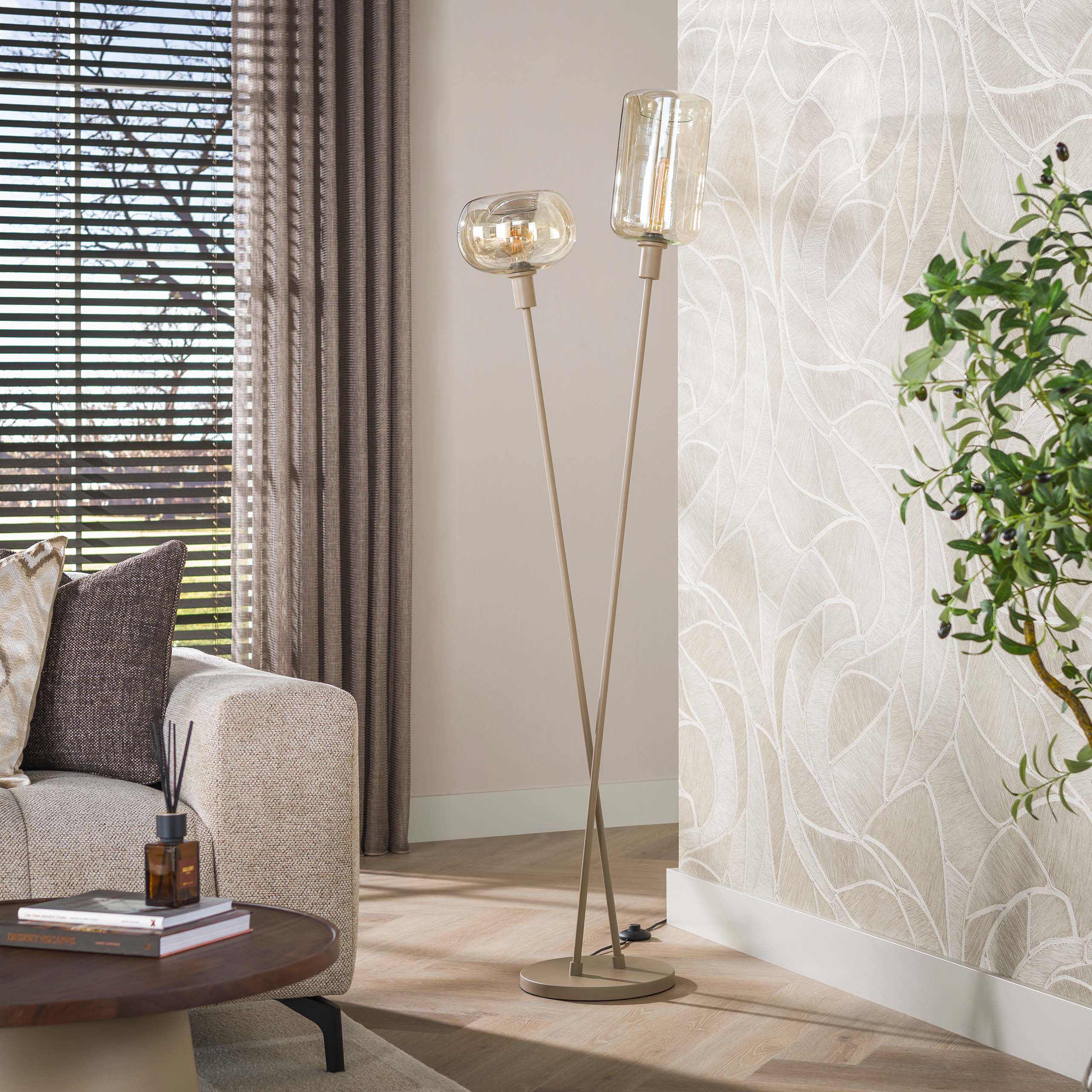 Vloerlamp Avelore 2-lichts Beige Amberglas 174 cm Meubelista Sfeerfoto Licht