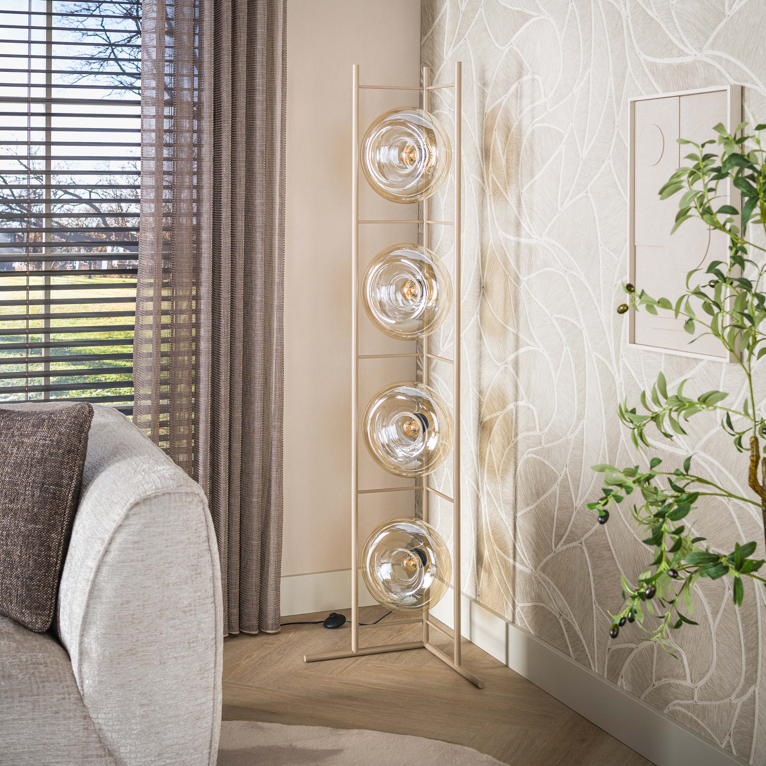 Vloerlamp Donut Beige Amberglas 168 cm Meubelista Sfeerfoto Licht