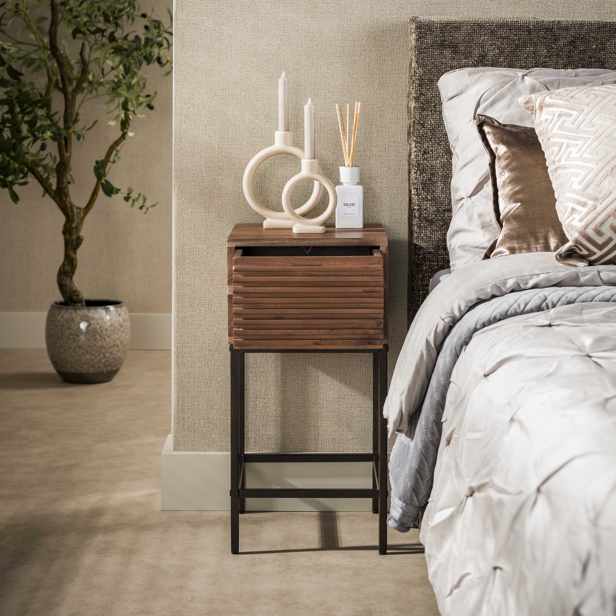 Smal Nachtkastje Torvik - Acaciahout - Staand