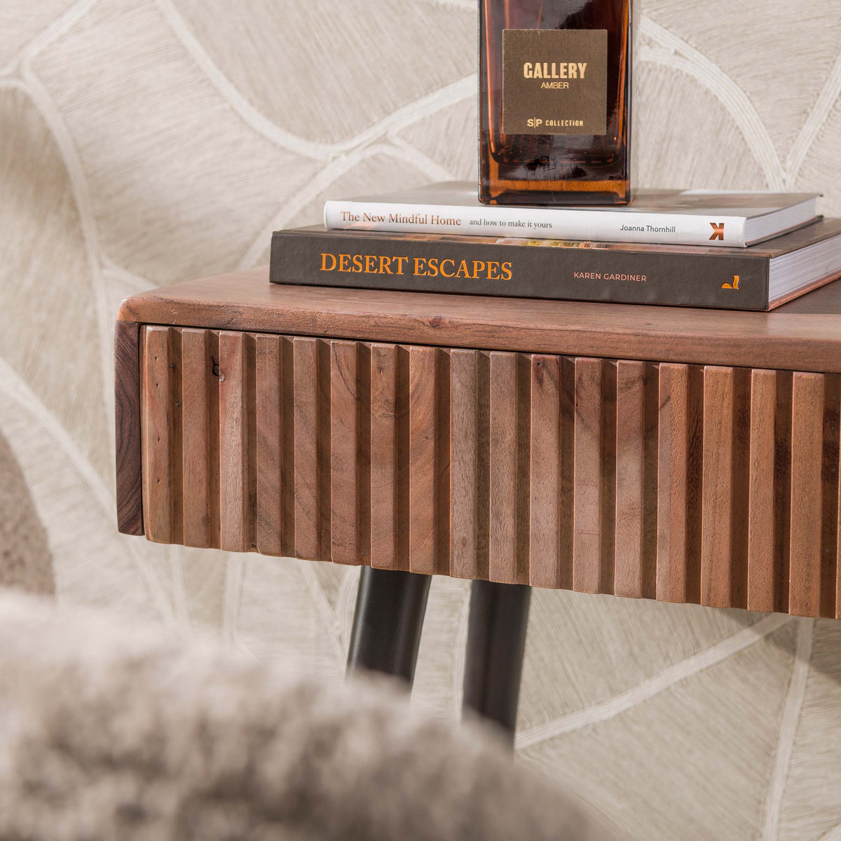 Detail van de houtnerf en het verticale ribbelpatroon van haltafel Orven van Meubelista.