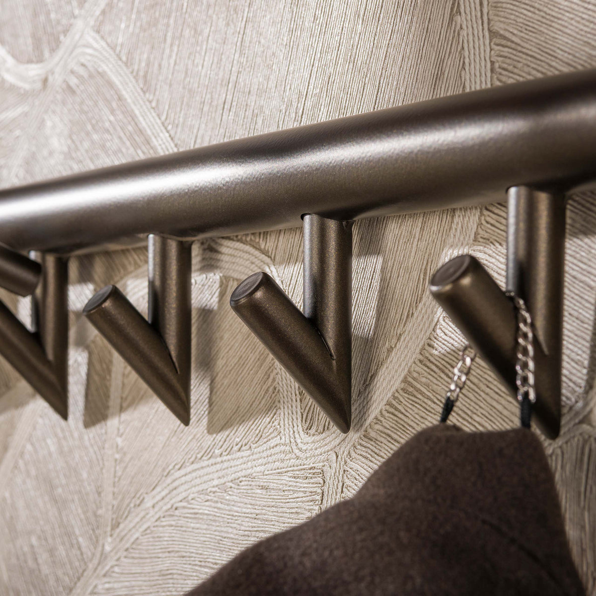 Kapstok Nero van Meubelista in brons: detail van het frame en de haken.