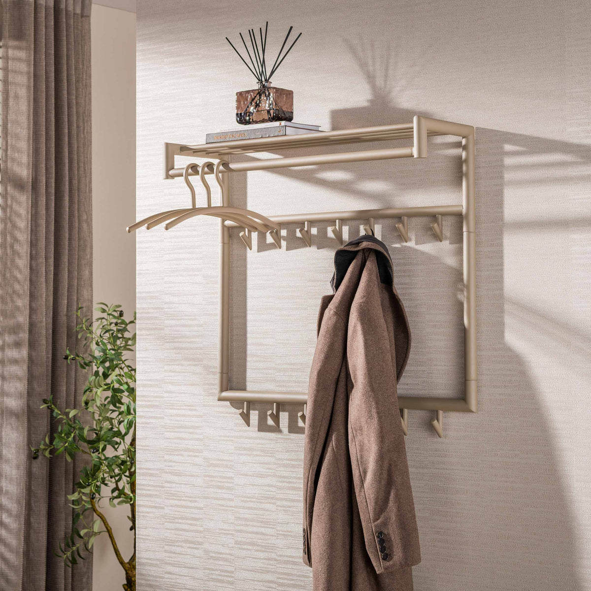 Kapstok Nero van Meubelista in beige: sfeerfoto met jas aan de wand.