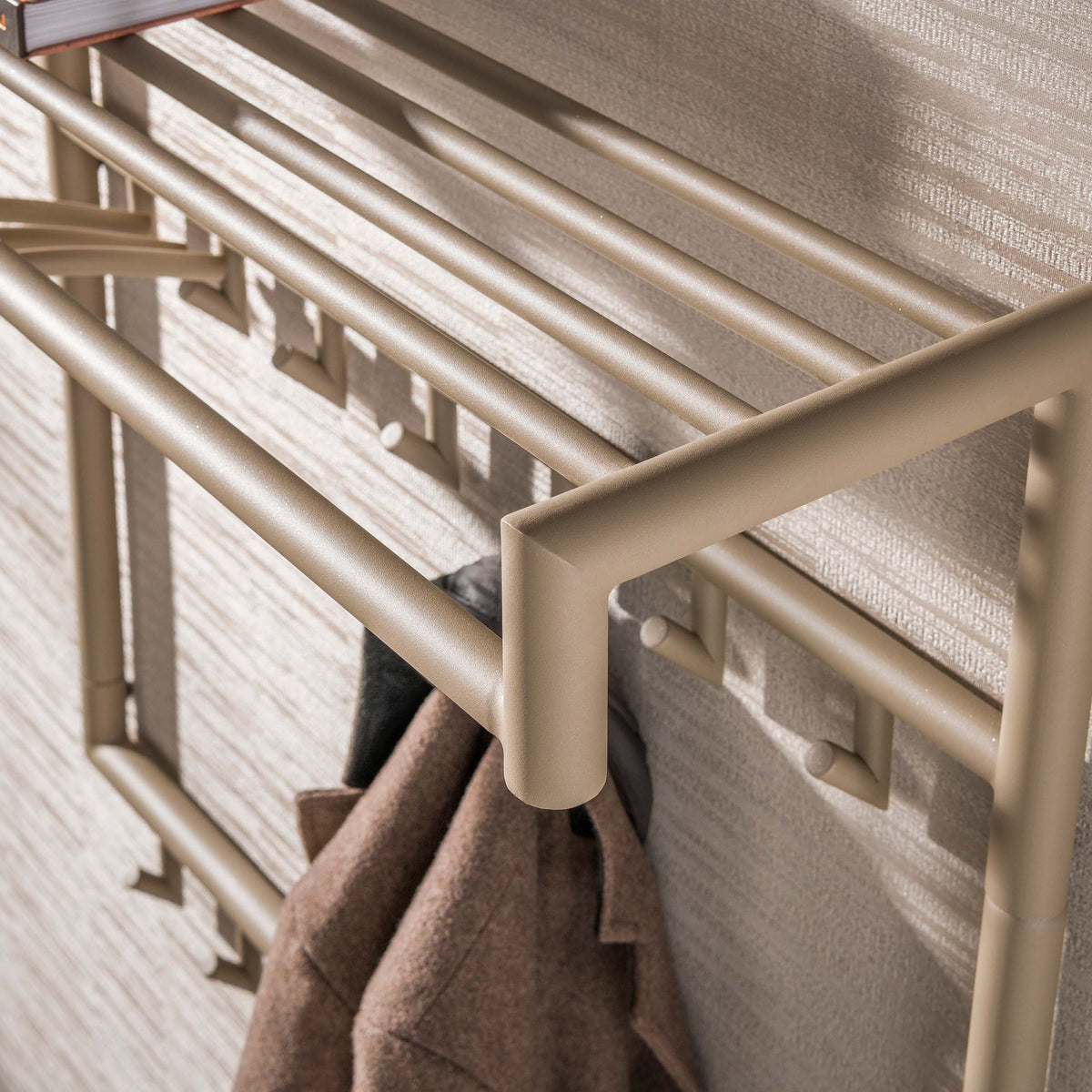 Kapstok Nero van Meubelista in beige: detail van de buizenplank en wandmontage.