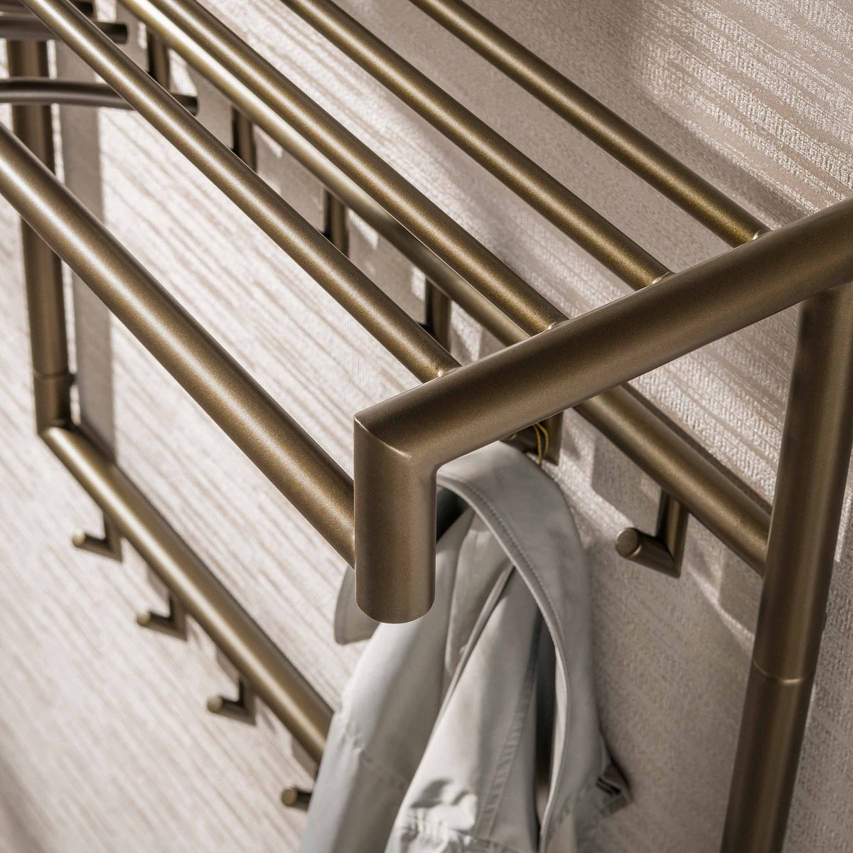 Kapstok Nero van Meubelista in brons: detail van het frame en de haken.