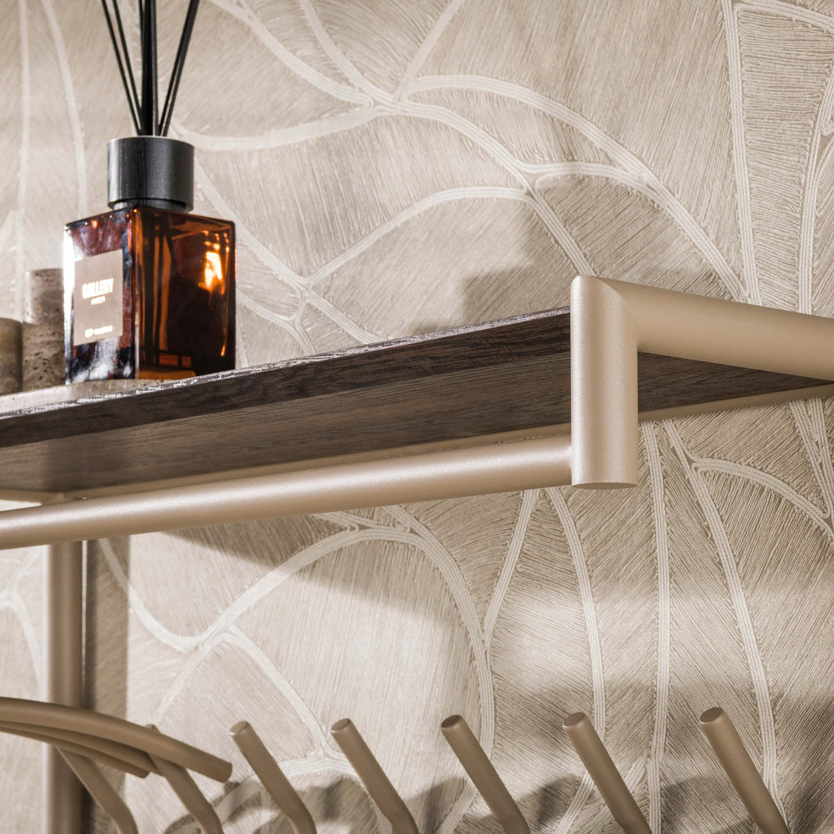 Kapstok Lineo van Meubelista in beige: detail van de donkere hoedenplank en beige roede.