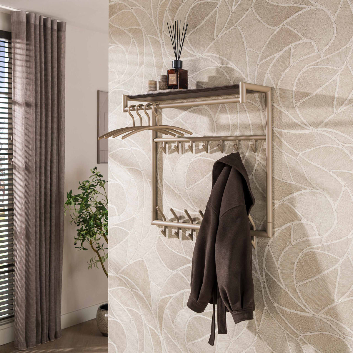 Kapstok Lineo van Meubelista in beige: sfeerfoto met jas aan de wand.