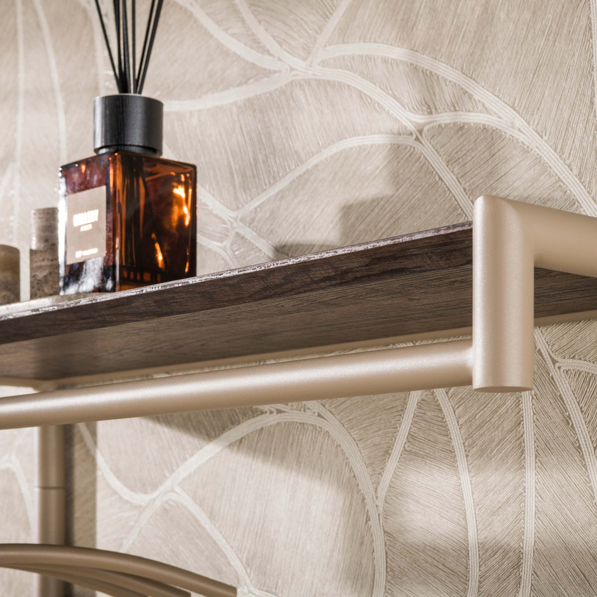 Kapstok Lineo van Meubelista in beige: detail van de donkere hoedenplank en beige roede.