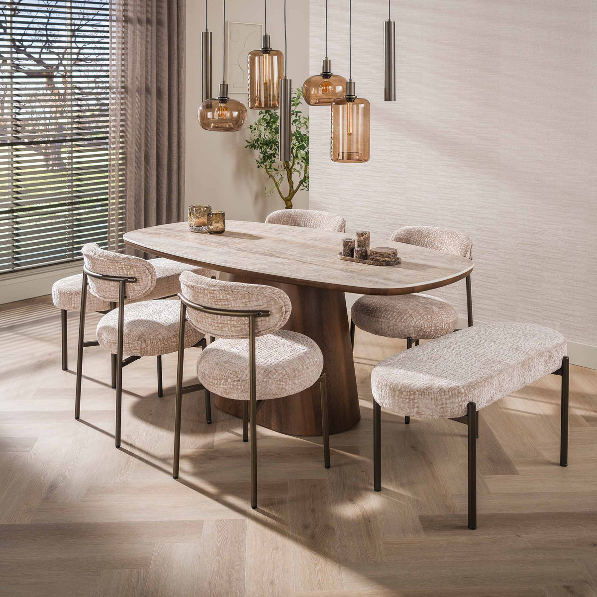 Eetkamerstoel Eluni van Meubelista in beige: sfeerfoto met meerdere stoelen en een eetkamerbank.