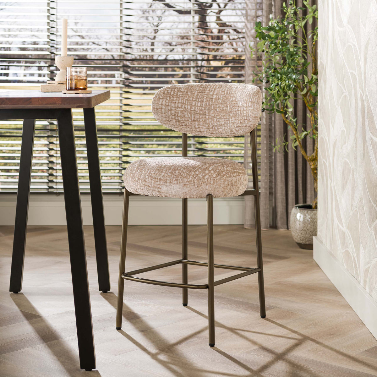 Barstoel Eluni van Meubelista in beige: sfeerfoto bij een hoge tafel.